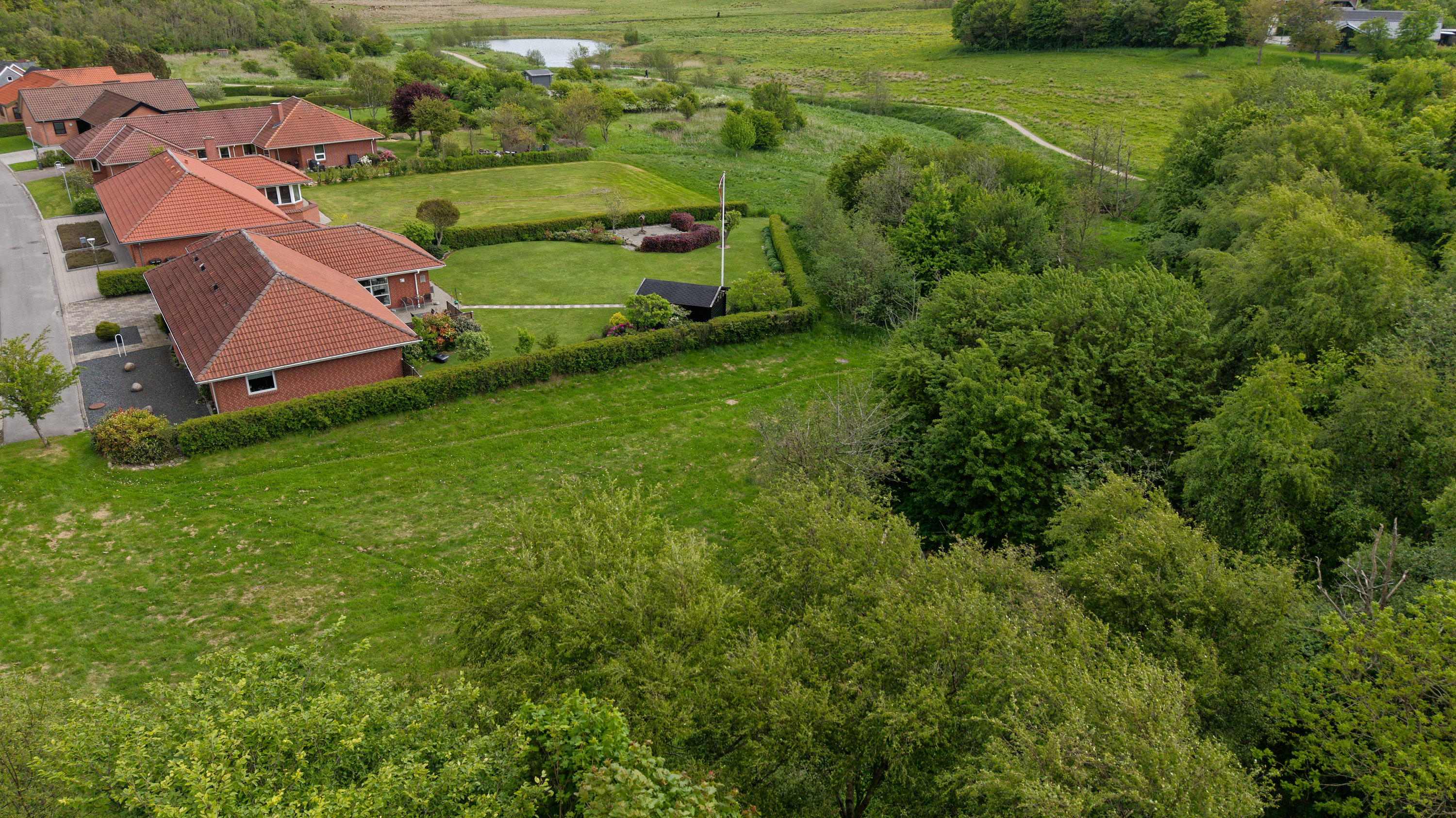 Fremhævet dronefoto billede i fuldskærmstilstand. Billede af Bæktoften 54, 9800 Hjørring