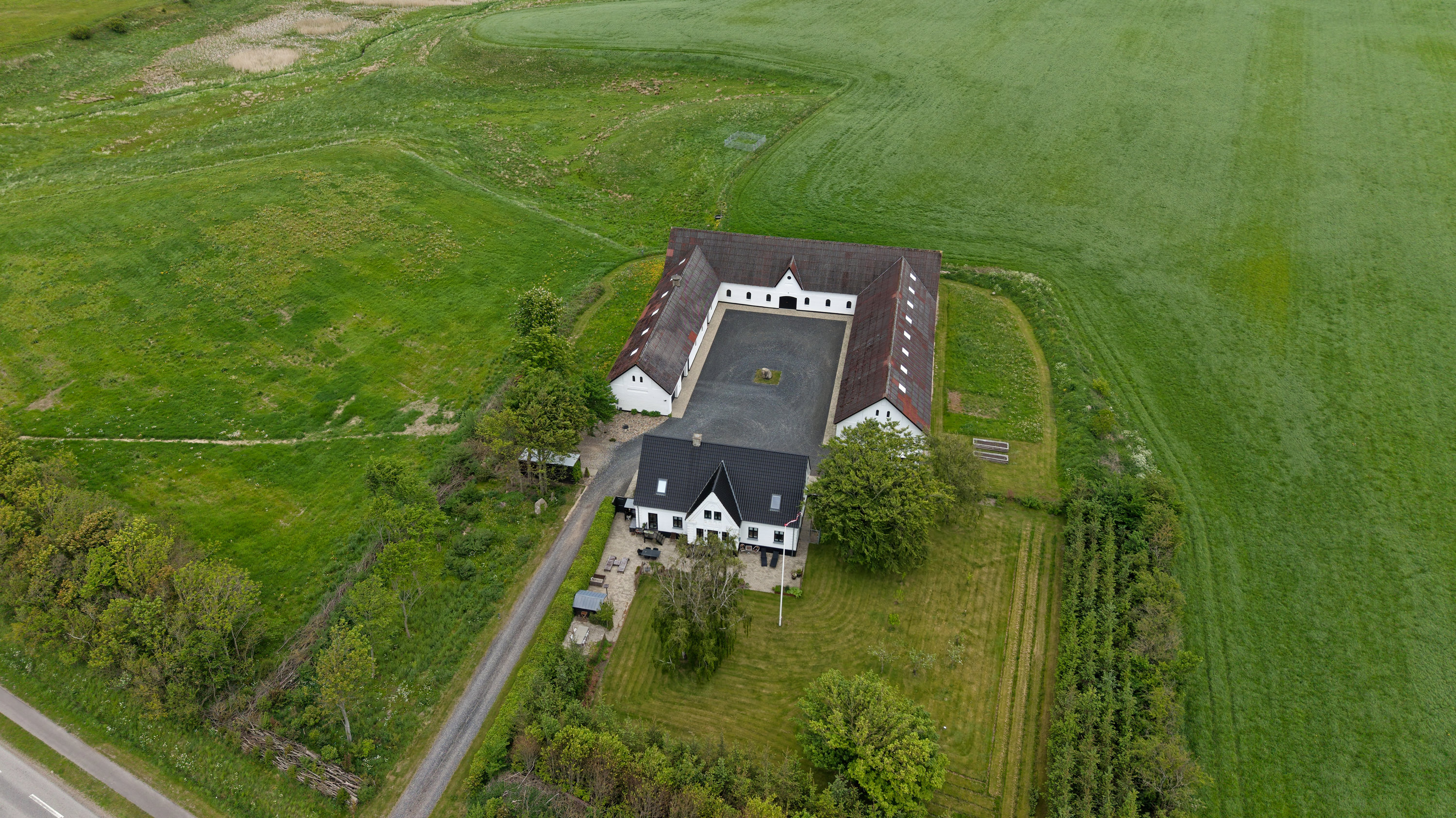 Fremhævet dronefoto billede i fuldskærmstilstand. Billede af Ålborgvej 281, 9800 Hjørring