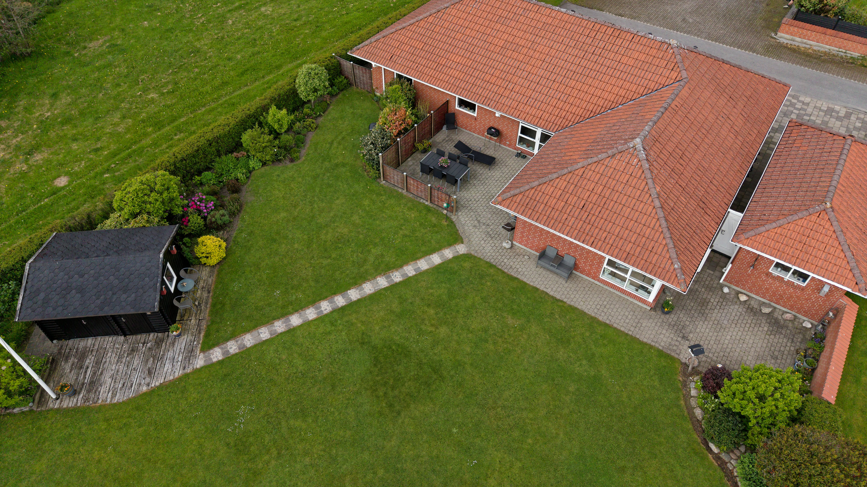 Fremhævet dronefoto billede i fuldskærmstilstand. Billede af Bæktoften 54, 9800 Hjørring