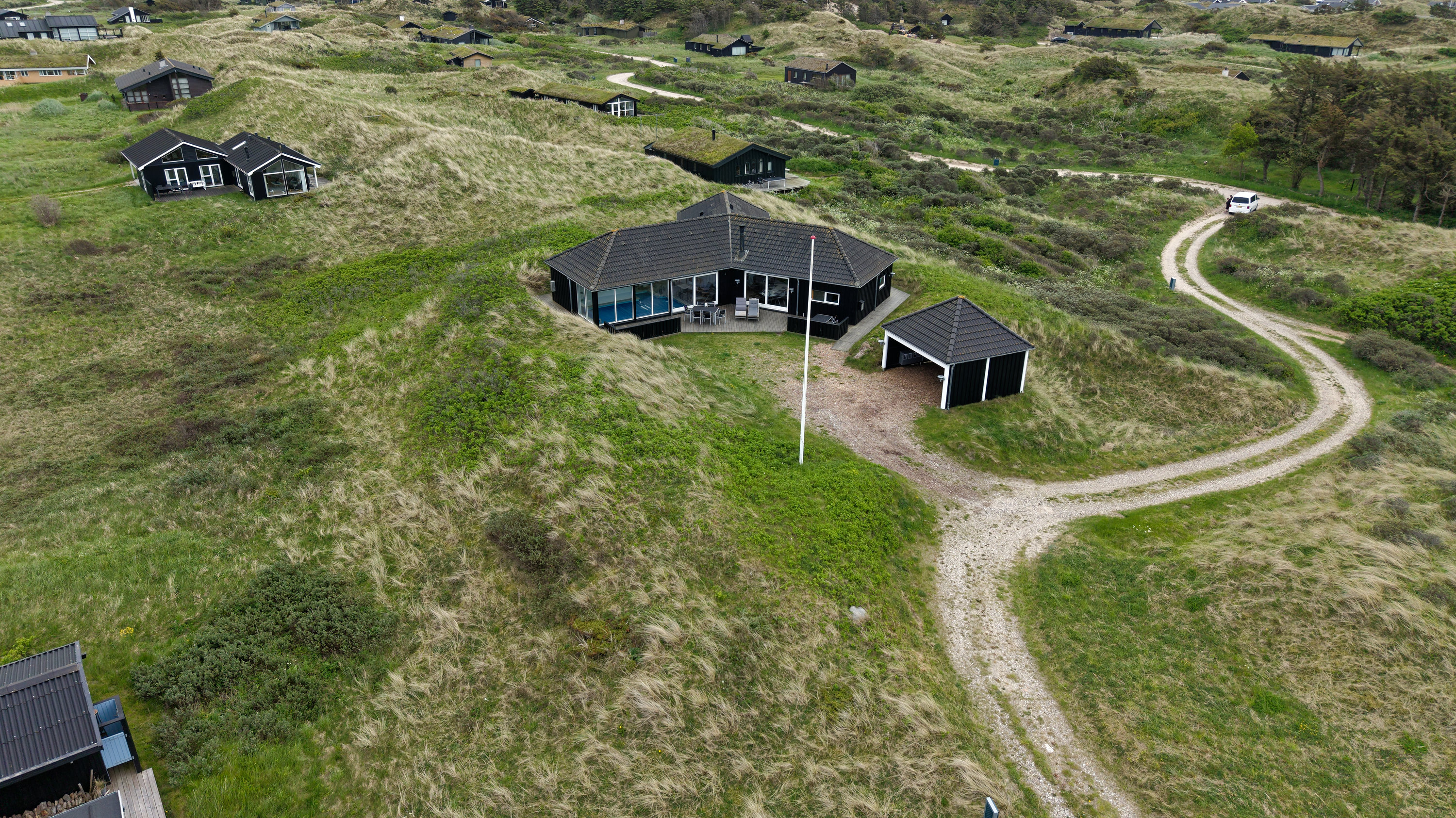 Fremhævet dronefoto billede i fuldskærmstilstand. Billede af Ingeborghusvej 4, Tornby, 9850 Hirtshals