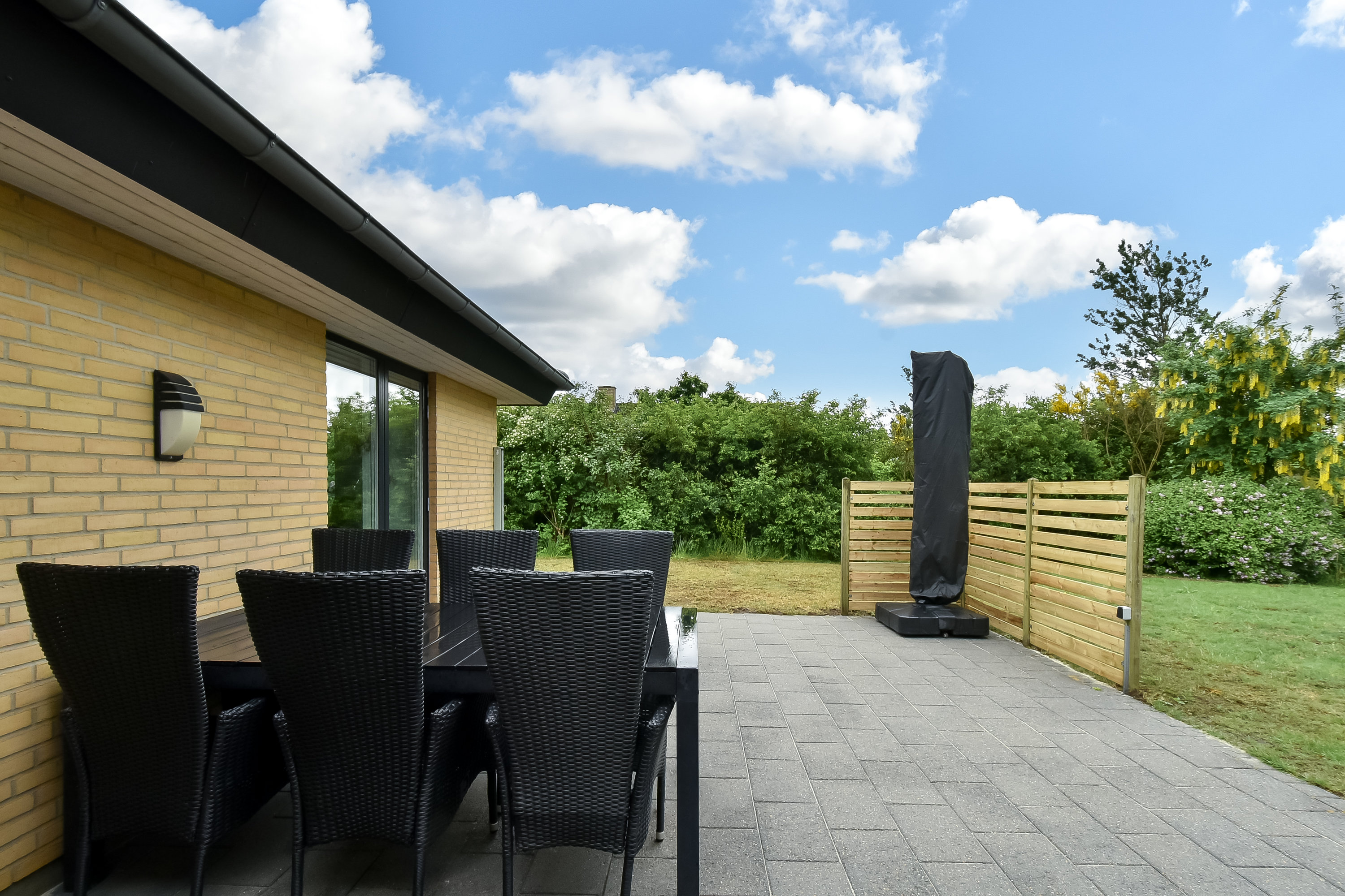 Fremhævet terrasse billede i fuldskærmstilstand. Billede af Frøskovparken 27, Tjørring, 7400 Herning