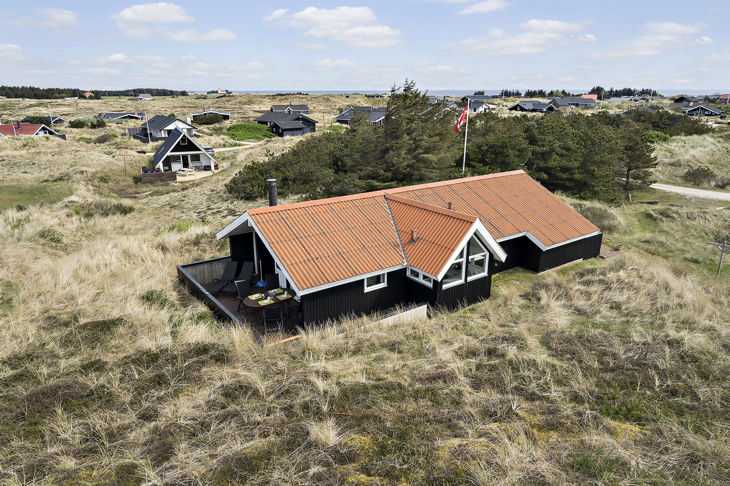 Fremhævet facade billede i fuldskærmstilstand. Billede af Baunebjergvej 29A, Haurvig, 6960 Hvide Sande