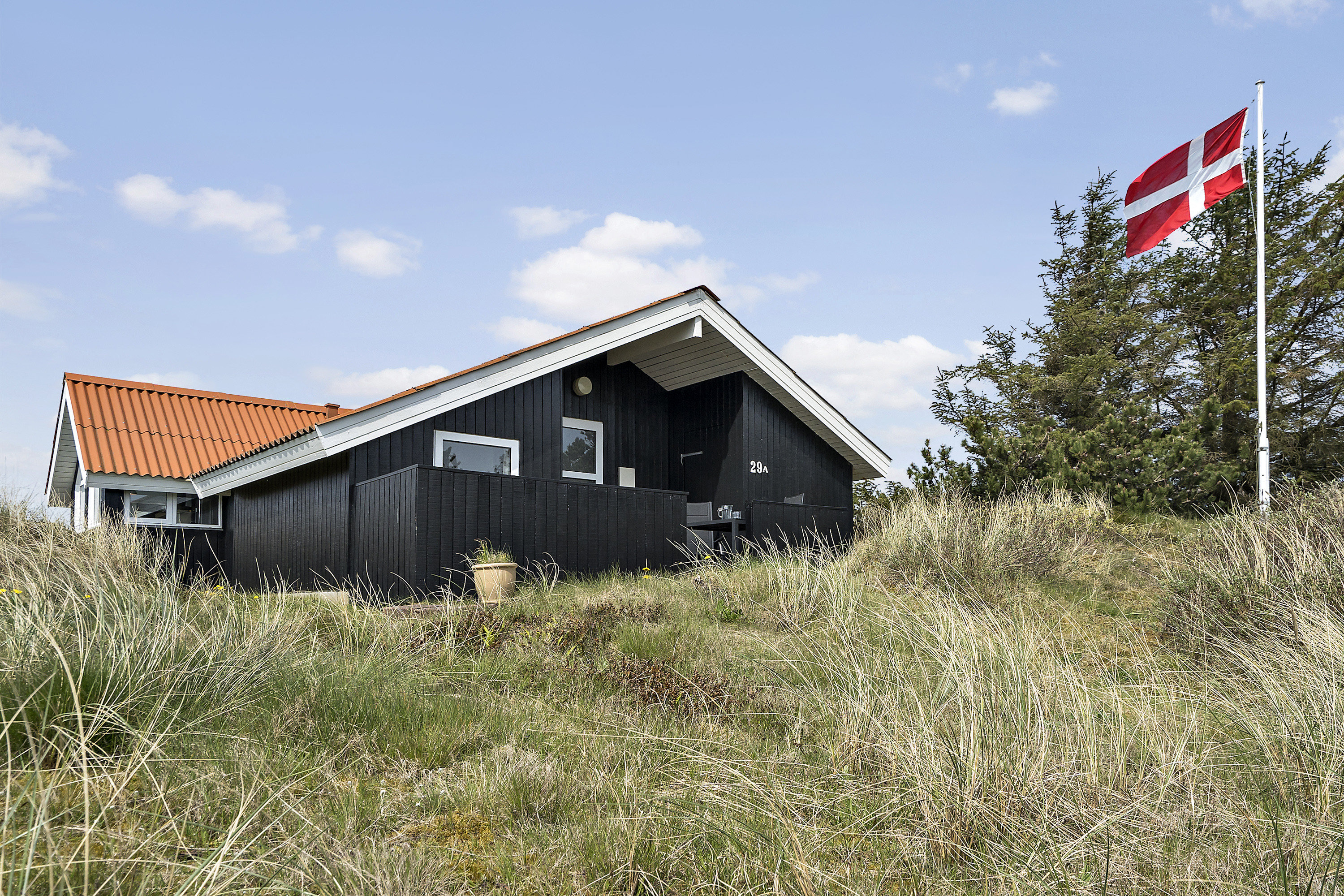 Fremhævet facade billede i fuldskærmstilstand. Billede af Baunebjergvej 29A, Haurvig, 6960 Hvide Sande