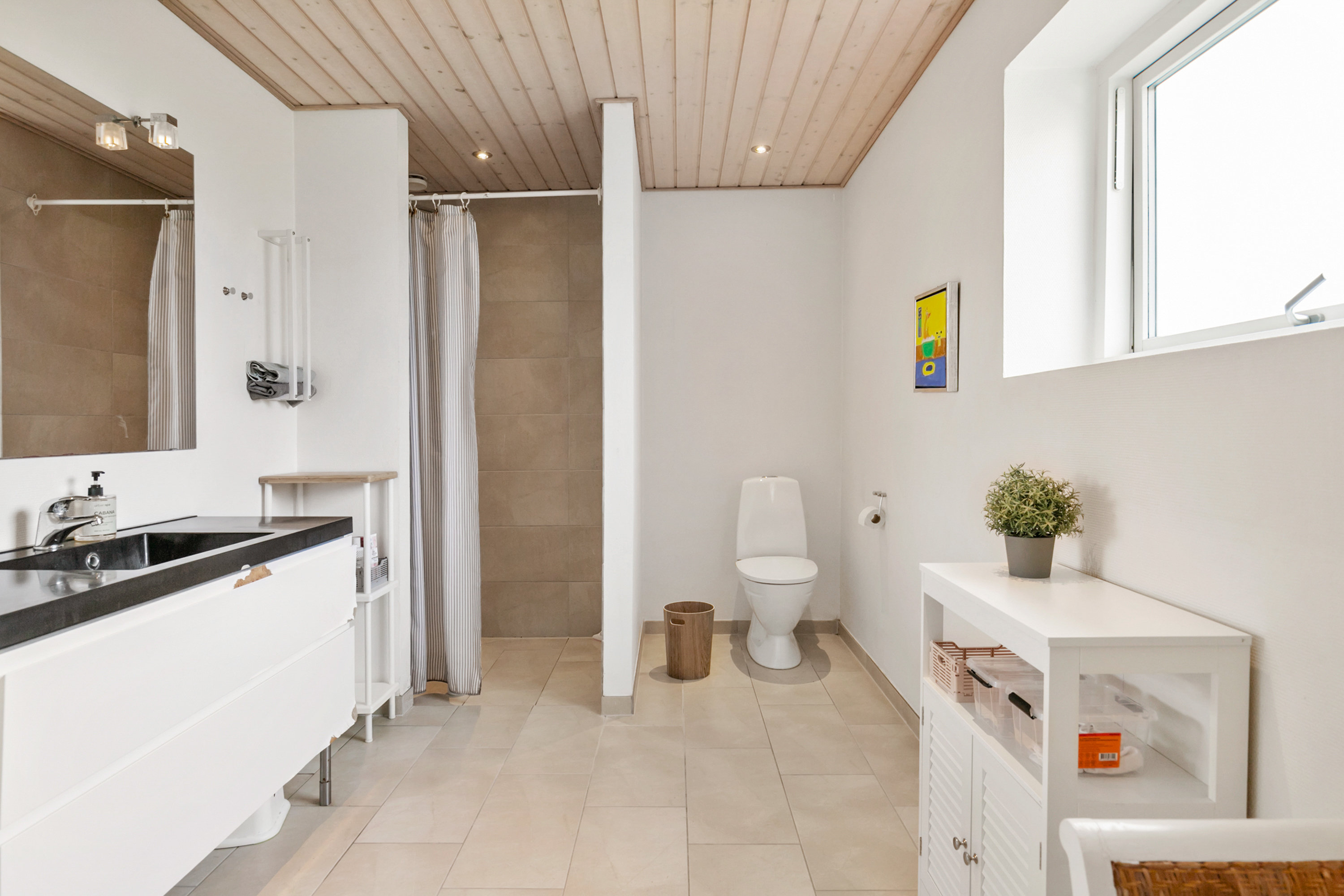 Fremhævet badeværelse billede i fuldskærmstilstand. Billede af Kløvervej 23, 9440 Aabybro