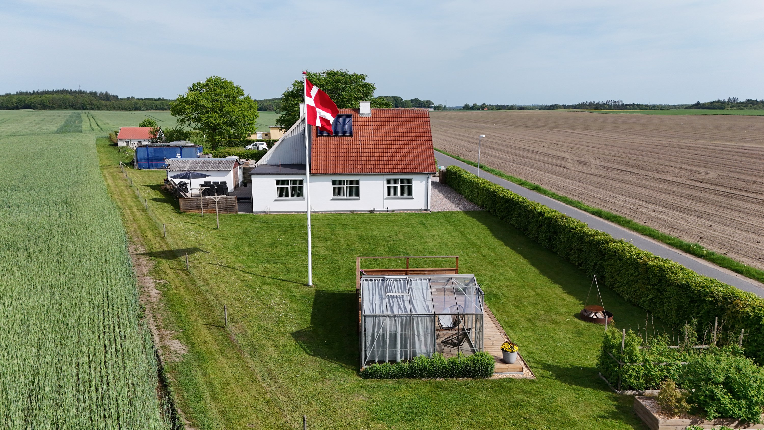 Fremhævet drone billede i fuldskærmstilstand. Billede af Egernvej 13, 9510 Arden