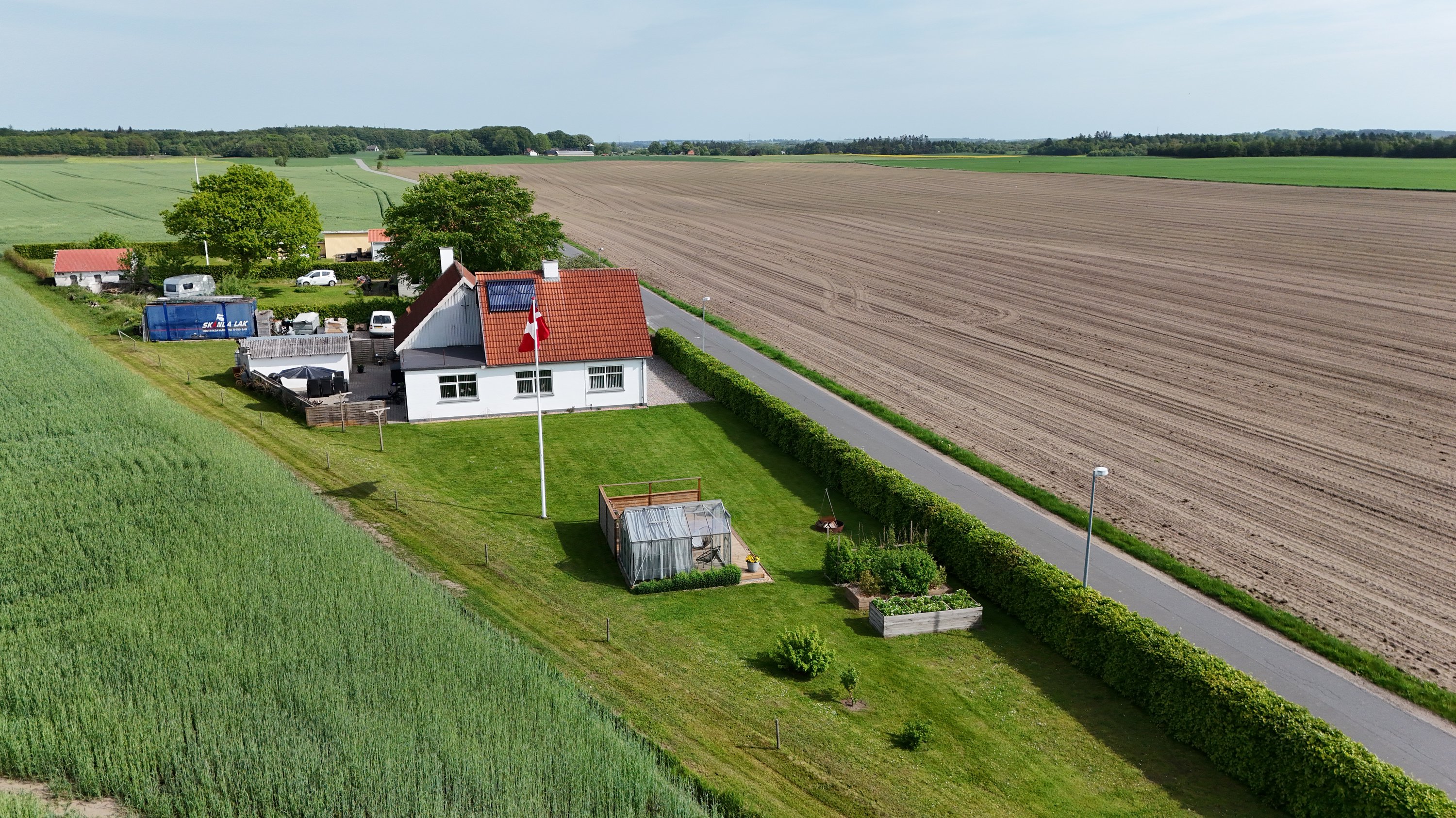 Fremhævet drone billede i fuldskærmstilstand. Billede af Egernvej 13, 9510 Arden