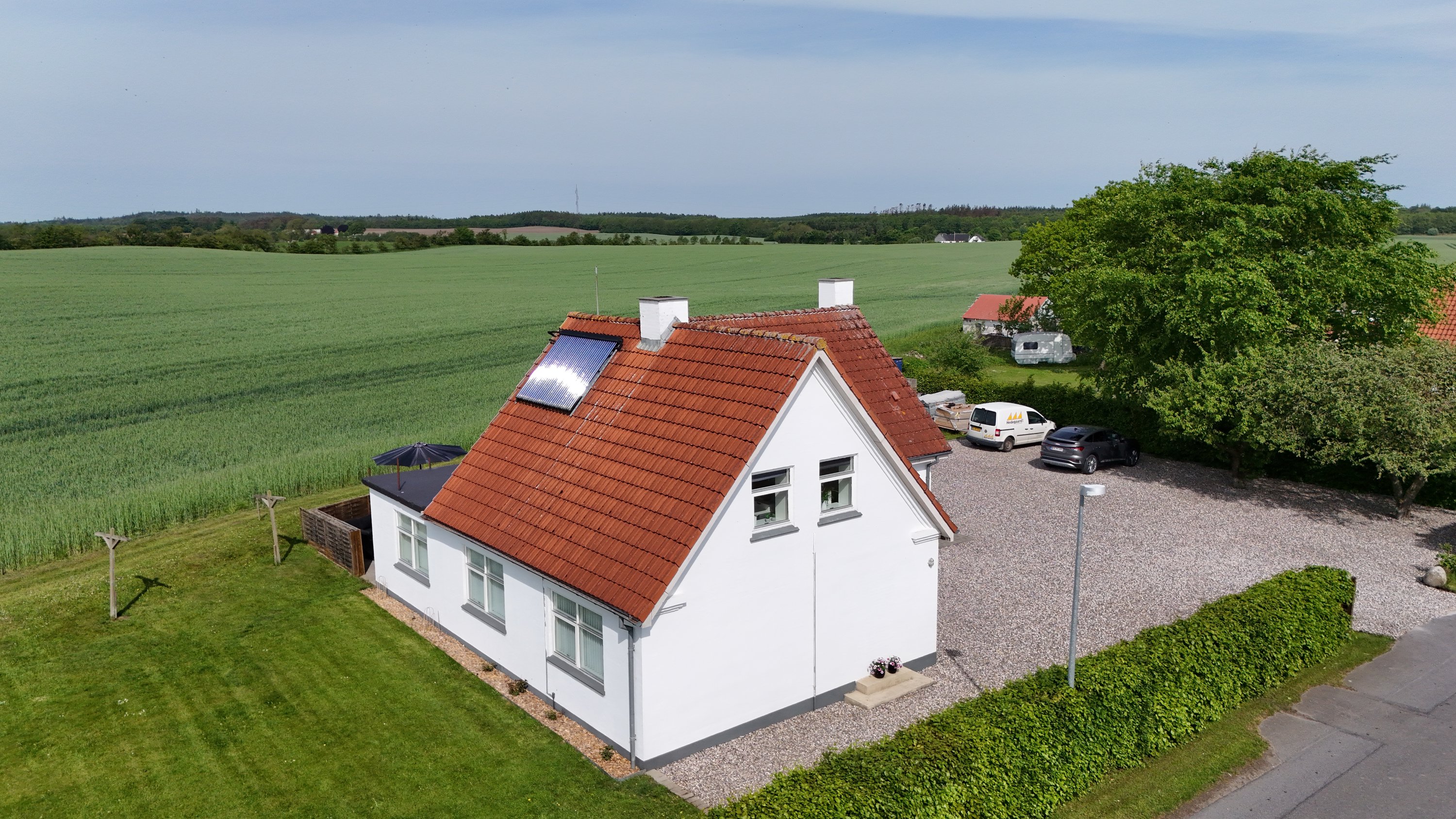Fremhævet drone billede i fuldskærmstilstand. Billede af Egernvej 13, 9510 Arden