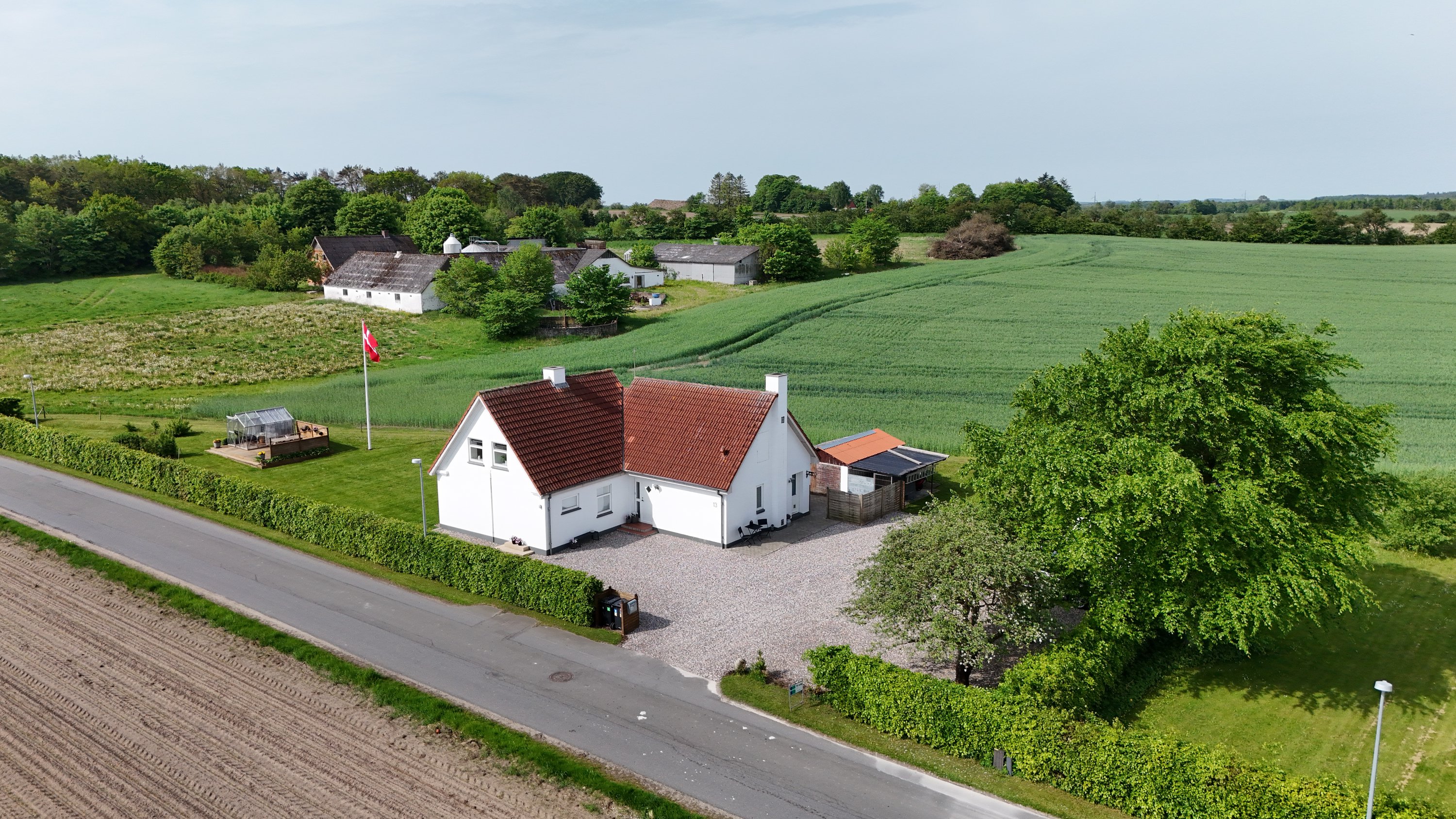 Fremhævet drone billede i fuldskærmstilstand. Billede af Egernvej 13, 9510 Arden