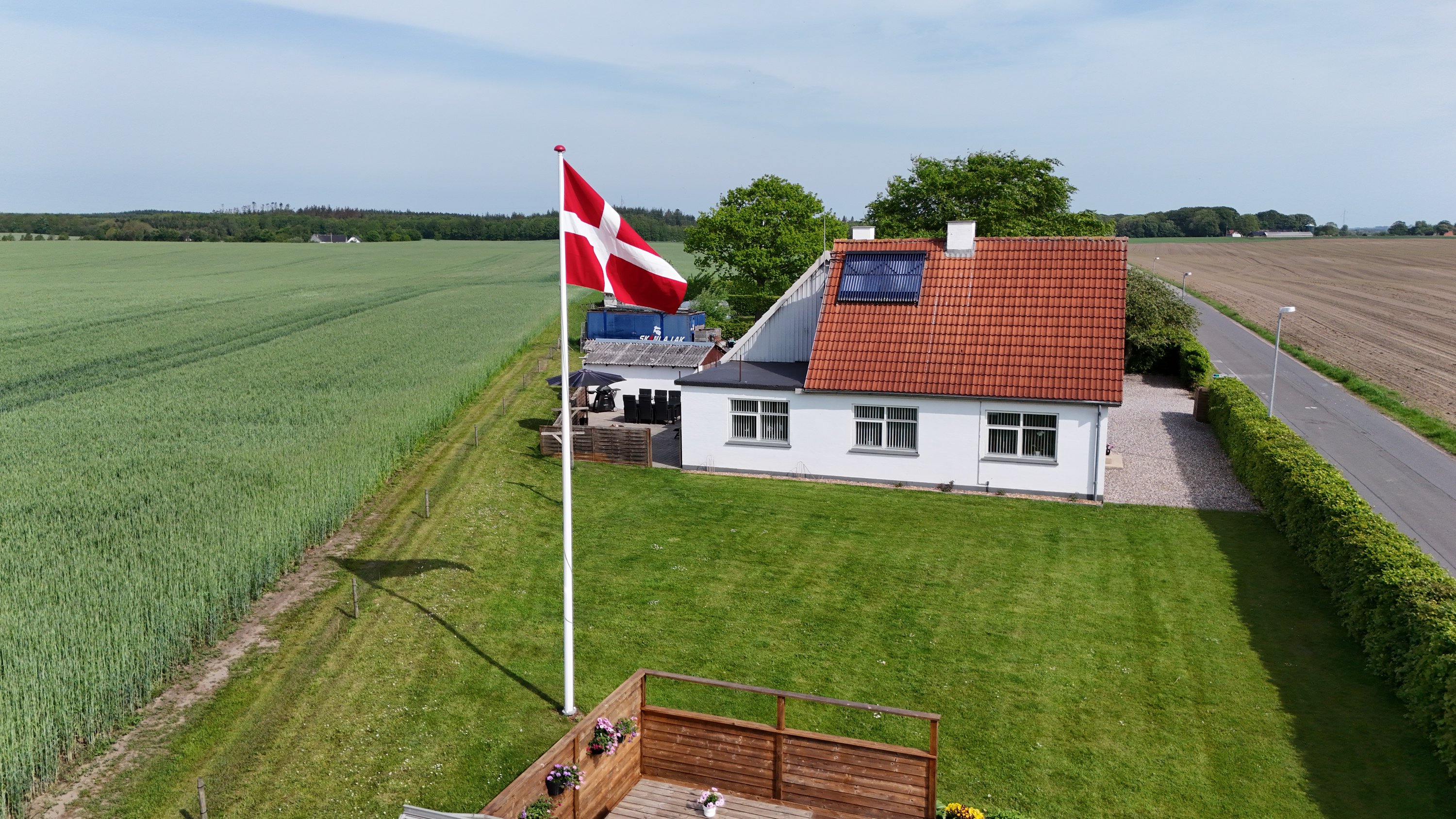Fremhævet drone billede i fuldskærmstilstand. Billede af Egernvej 13, 9510 Arden