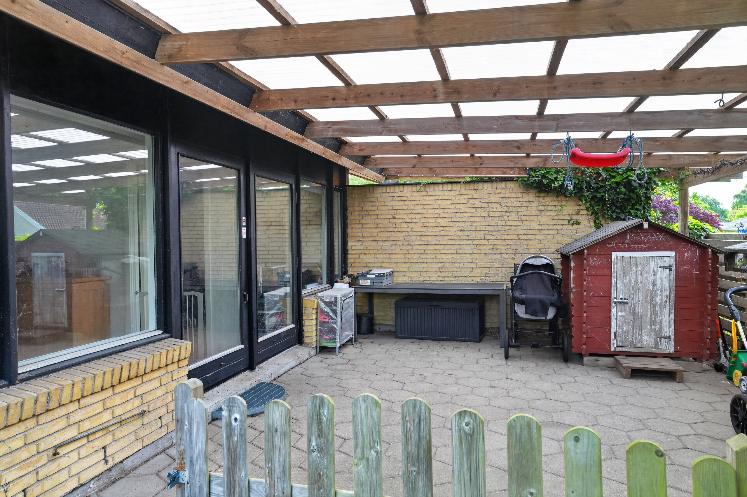 Fremhævet terrasse billede i fuldskærmstilstand. Billede af Ryttervænget 1, 4390 Vipperød