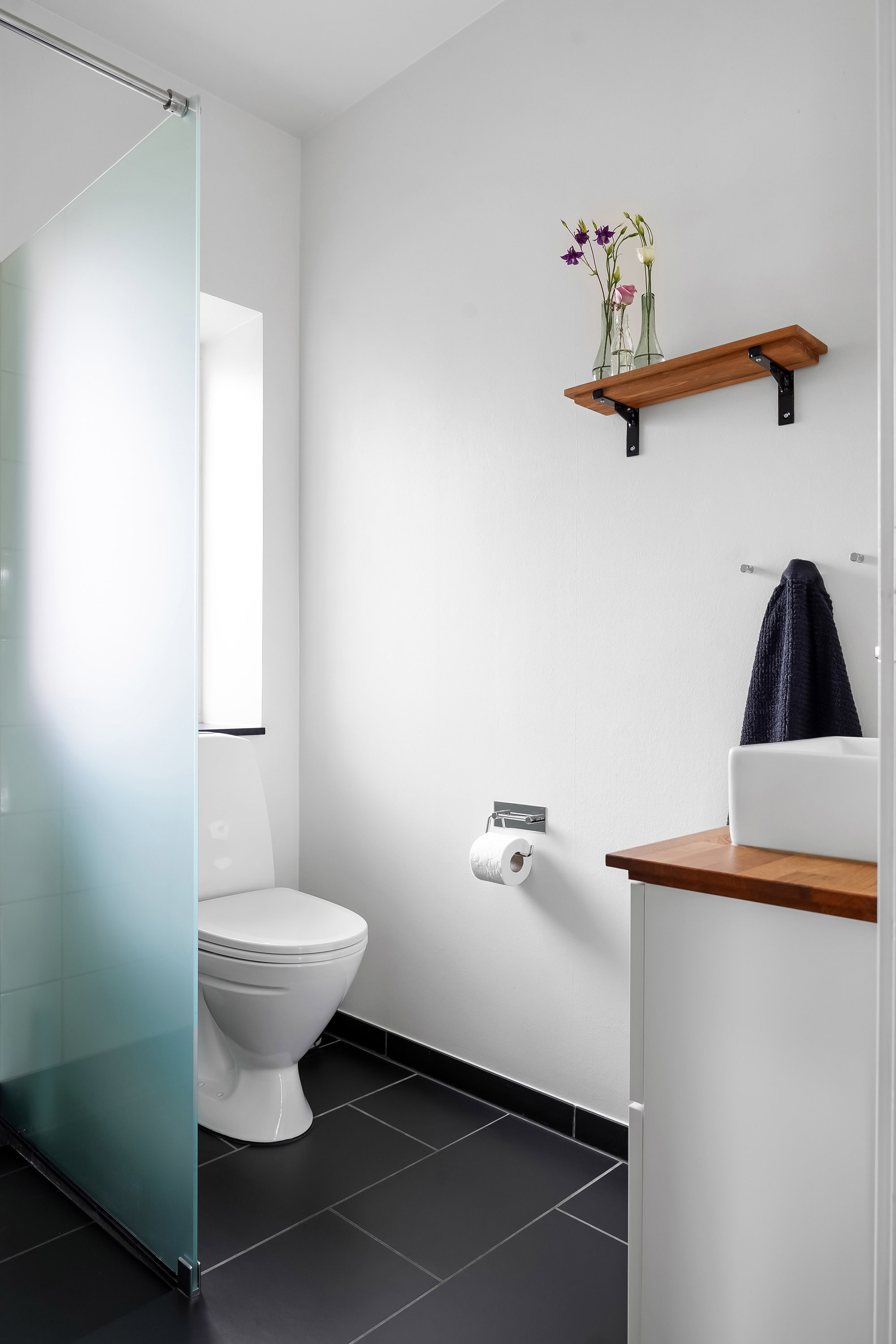 Fremhævet toilet billede i fuldskærmstilstand. Billede af Nyvej 6, Aale, 7160 Tørring