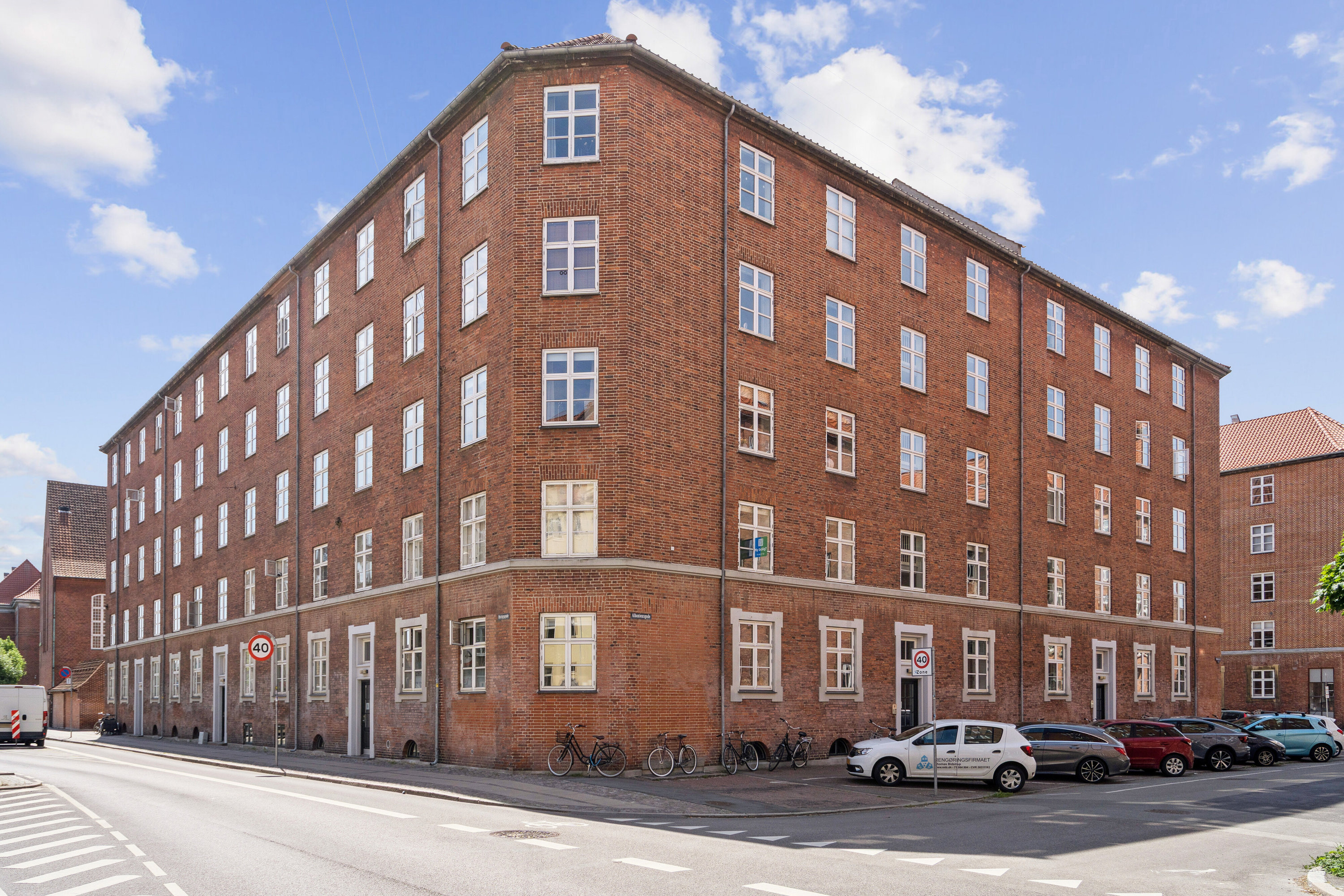 Fremhævet set fra vejen billede i fuldskærmstilstand. Billede af Albaniensgade 4, 1. tv., 2300 København S