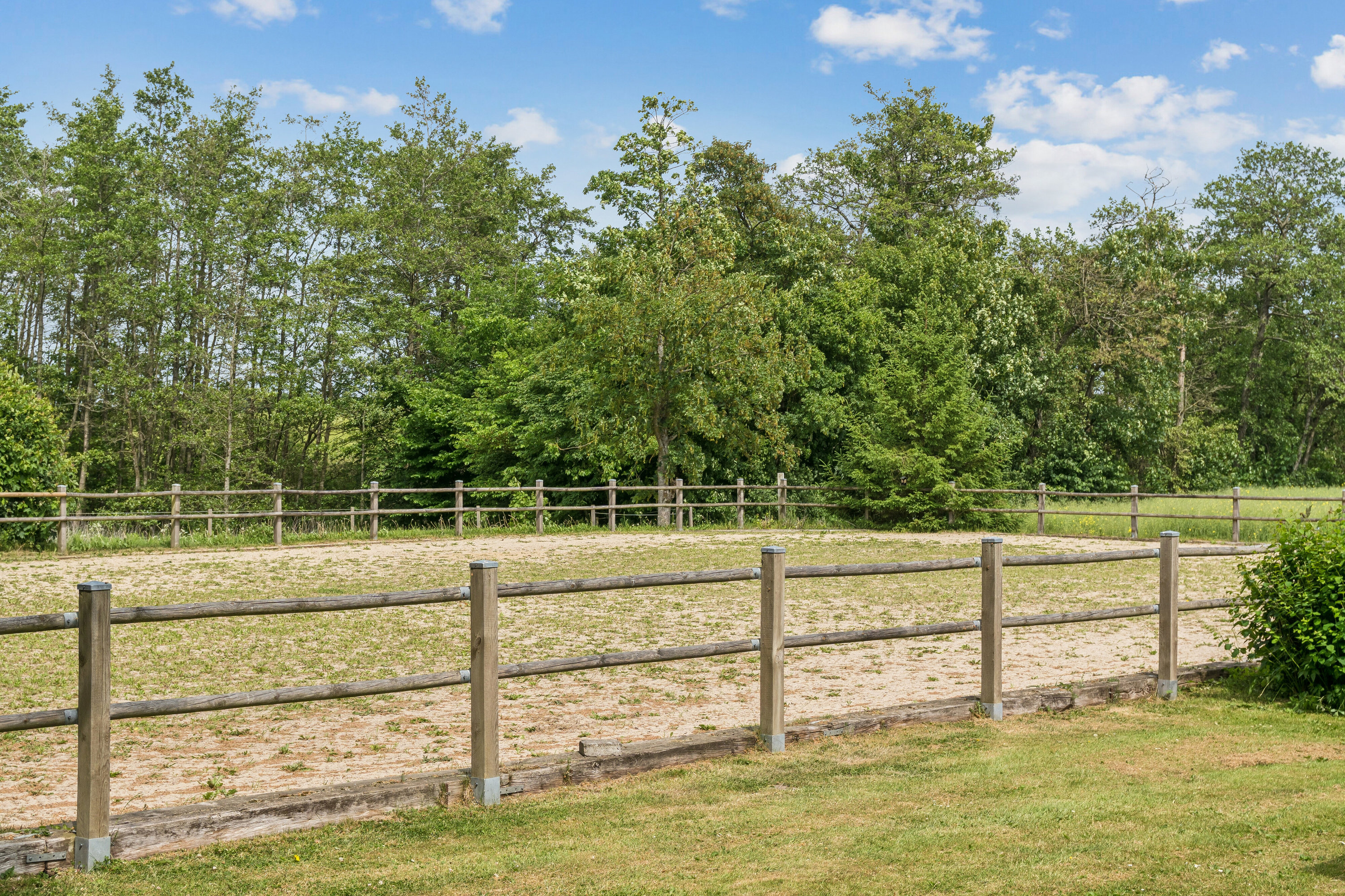 Fremhævet udendørs billede i fuldskærmstilstand. Billede af Balskildevej 10, Ballen, 8355 Solbjerg