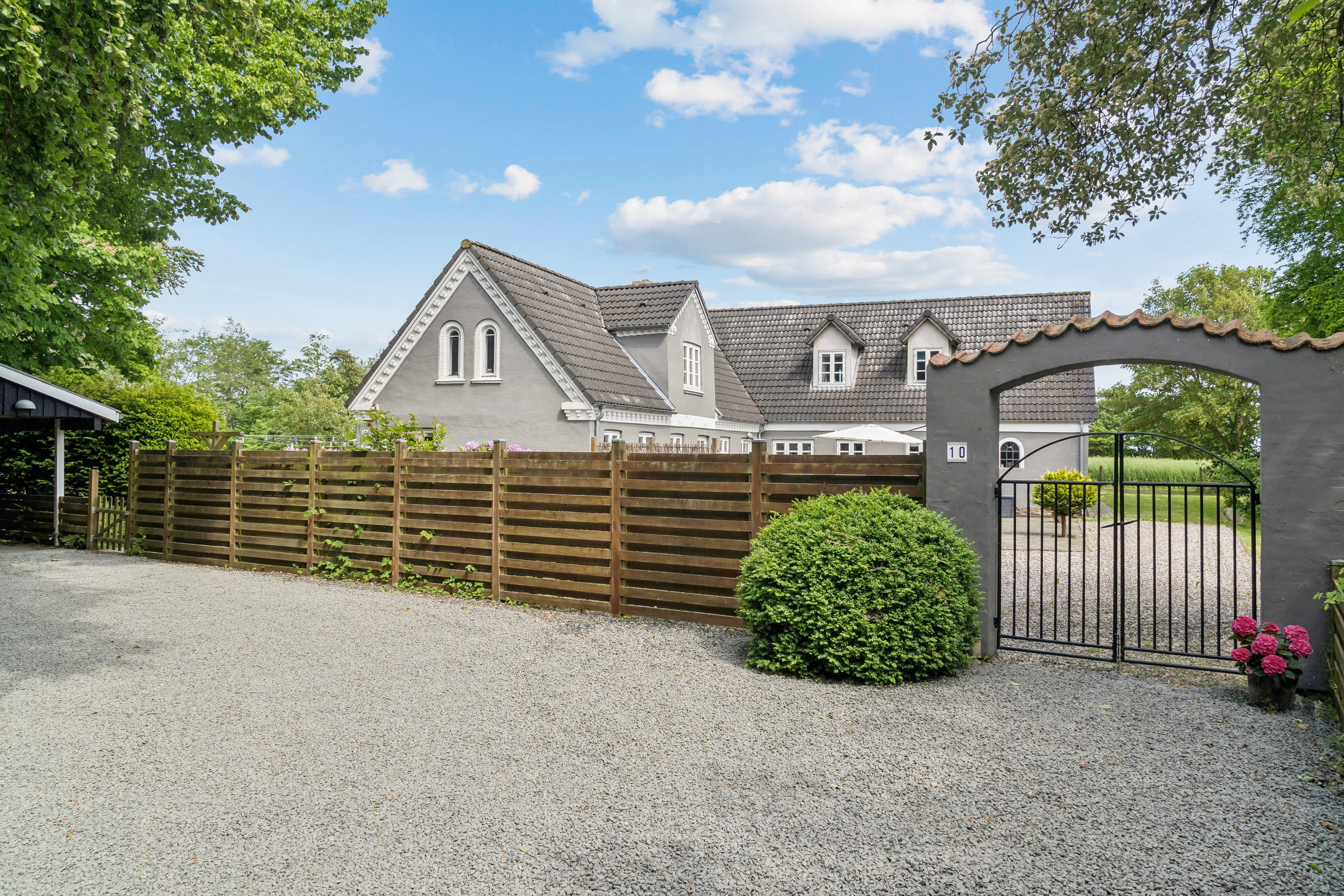 Fremhævet set fra vejen billede i fuldskærmstilstand. Billede af Balskildevej 10, Ballen, 8355 Solbjerg