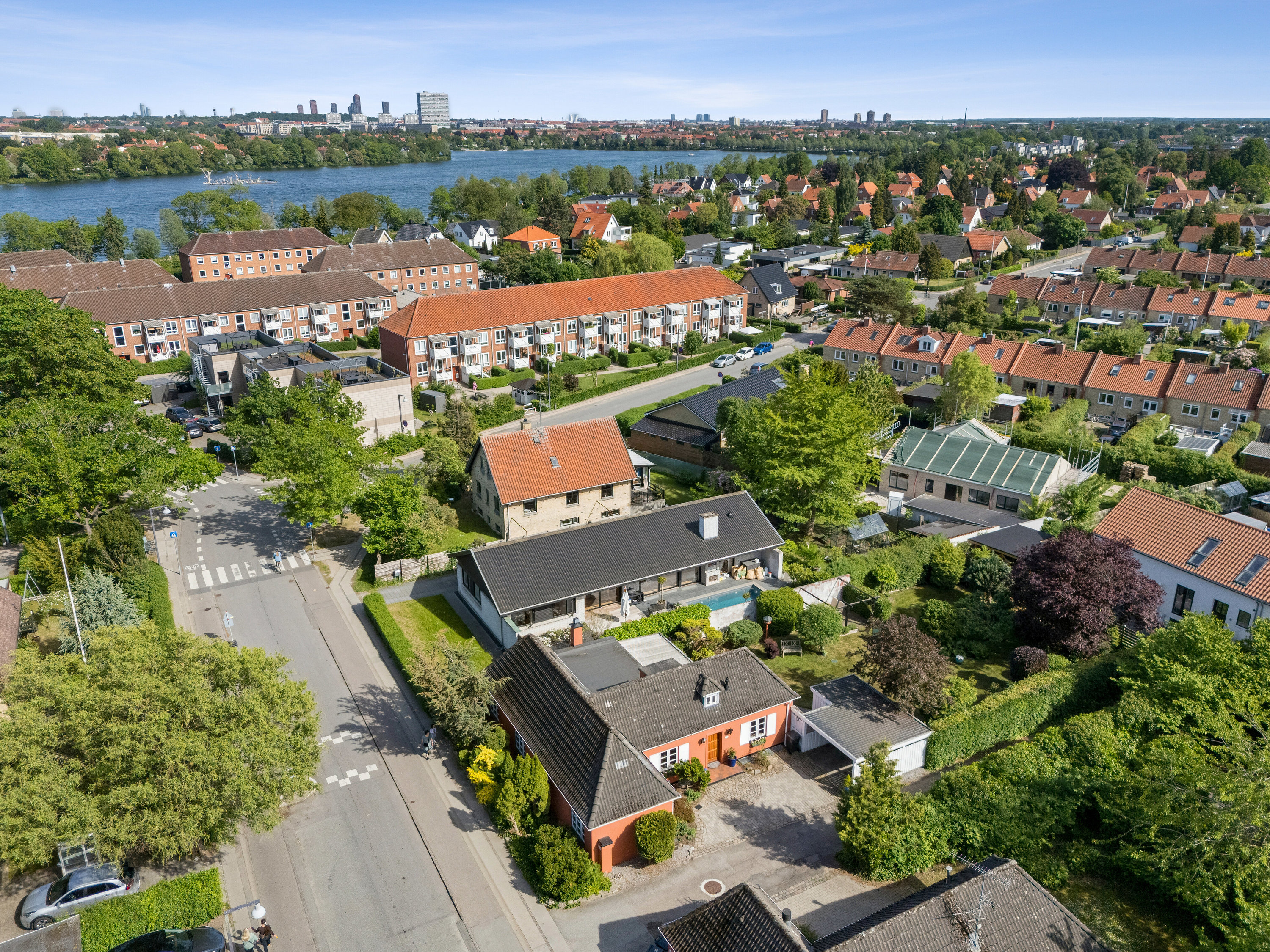 Fremhævet luftfoto billede i fuldskærmstilstand. Billede af Elvergårdsvej 12A, 2610 Rødovre