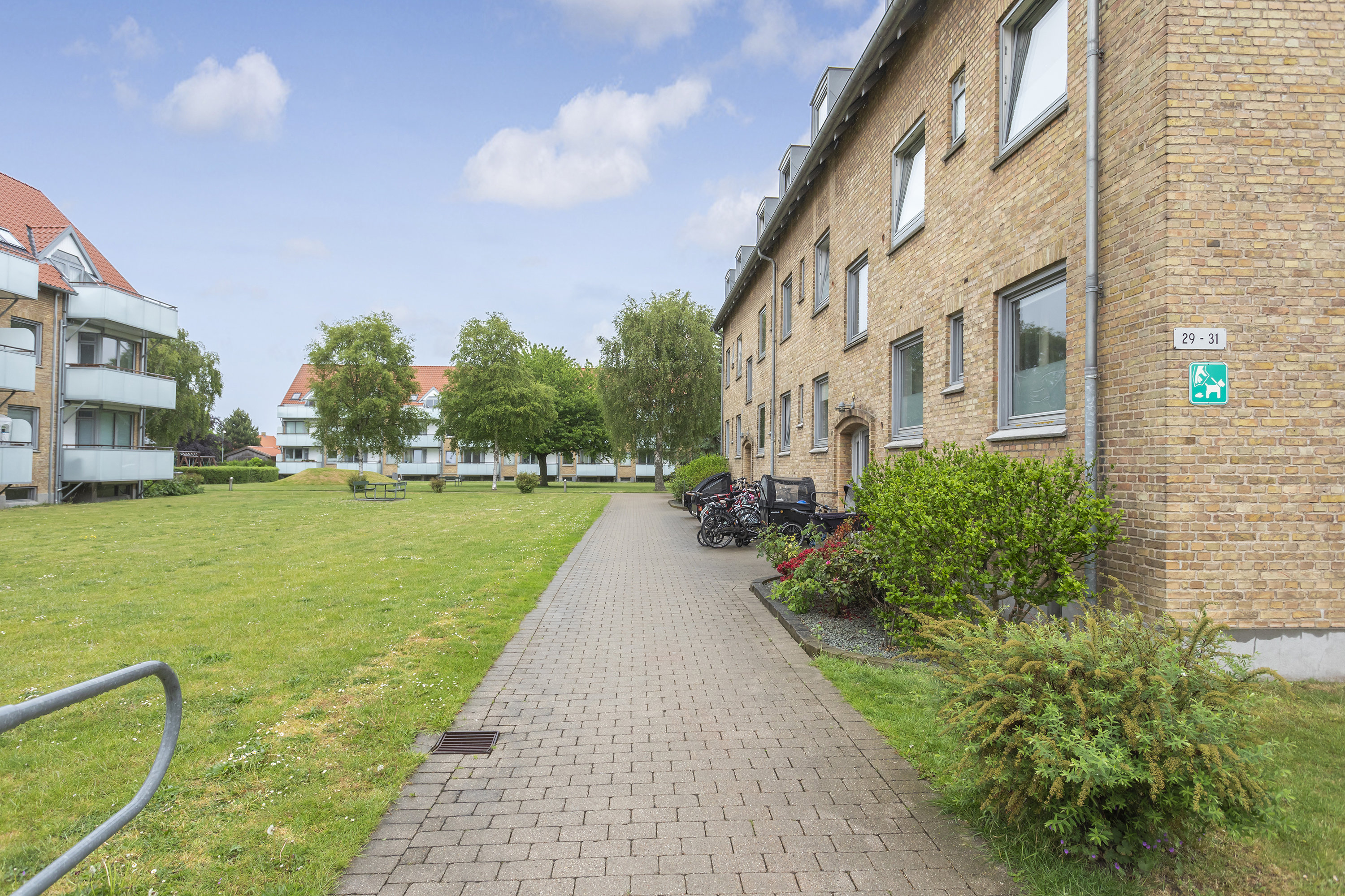 Fremhævet gårdmiljø billede i fuldskærmstilstand. Billede af Helmer Søgårds Alle 31, st.. tv., 2770 Kastrup
