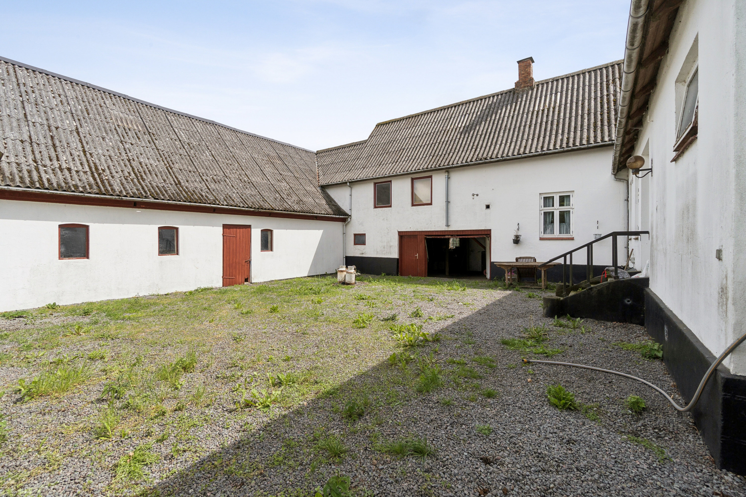Fremhævet set fra haven billede i fuldskærmstilstand. Billede af Kirkeskolevej 12, Østermarie, 3751 Østermarie