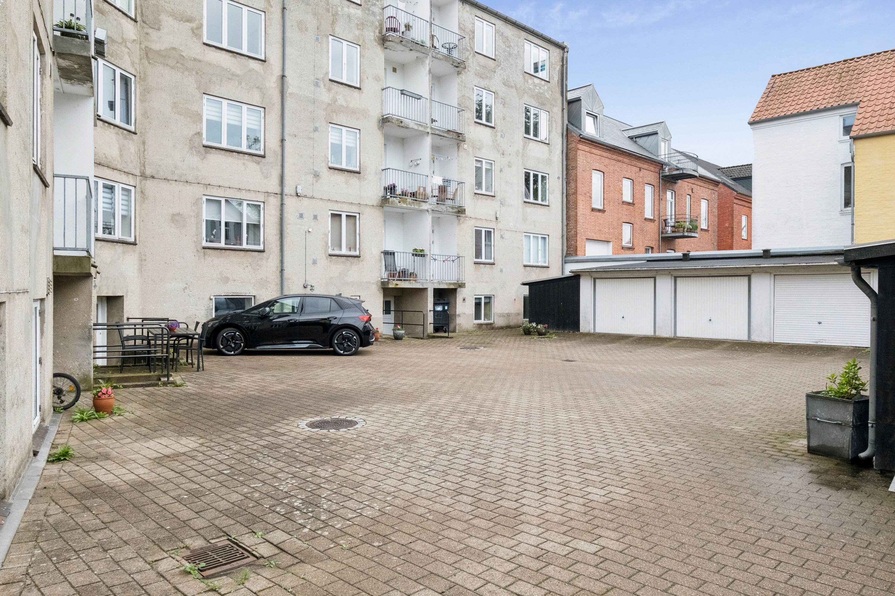 Fremhævet facade billede i fuldskærmstilstand. Billede af Prinsensgade 2, 3. tv., 9800 Hjørring
