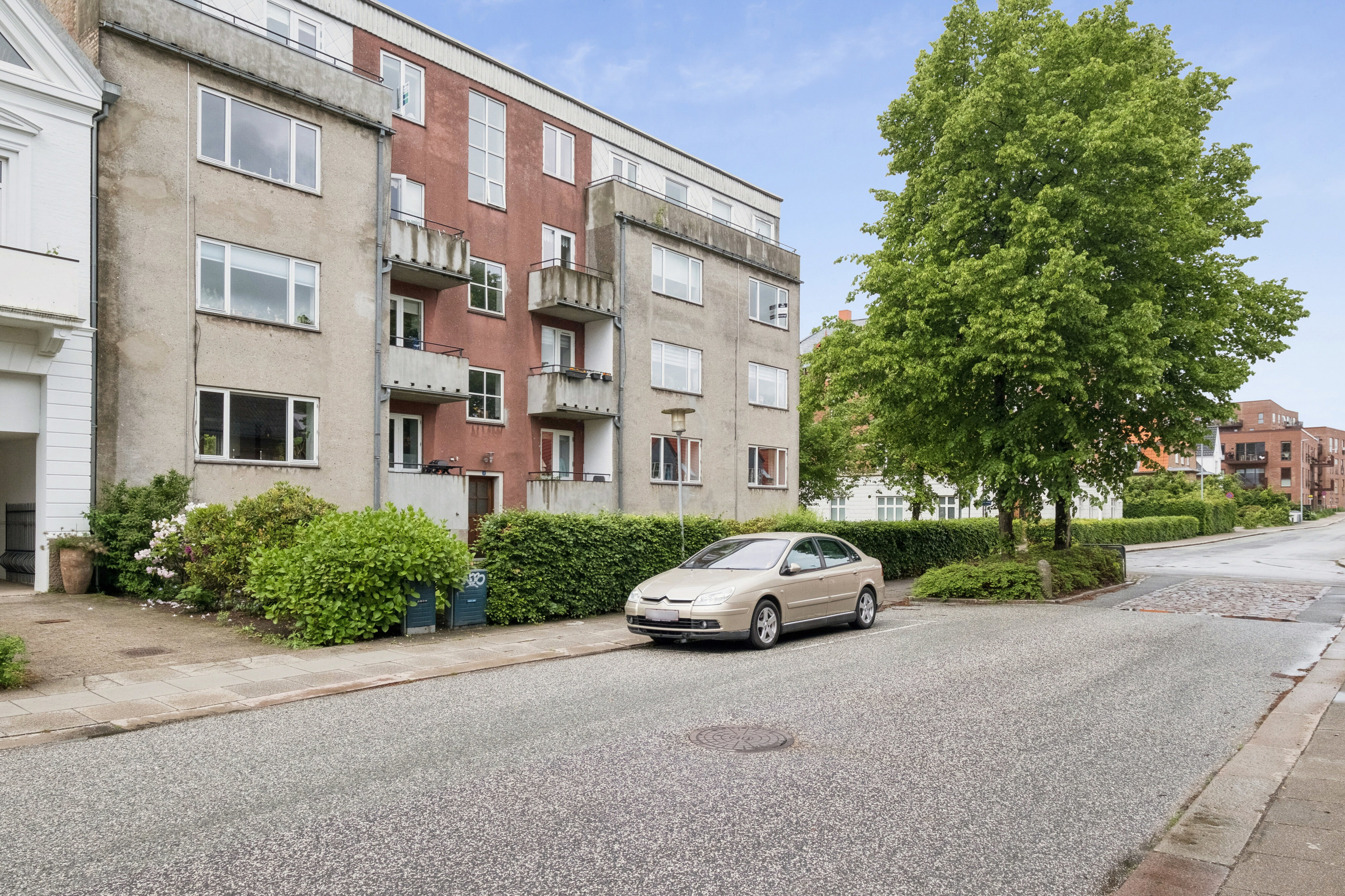 Fremhævet facade billede i fuldskærmstilstand. Billede af Prinsensgade 2, 3. tv., 9800 Hjørring