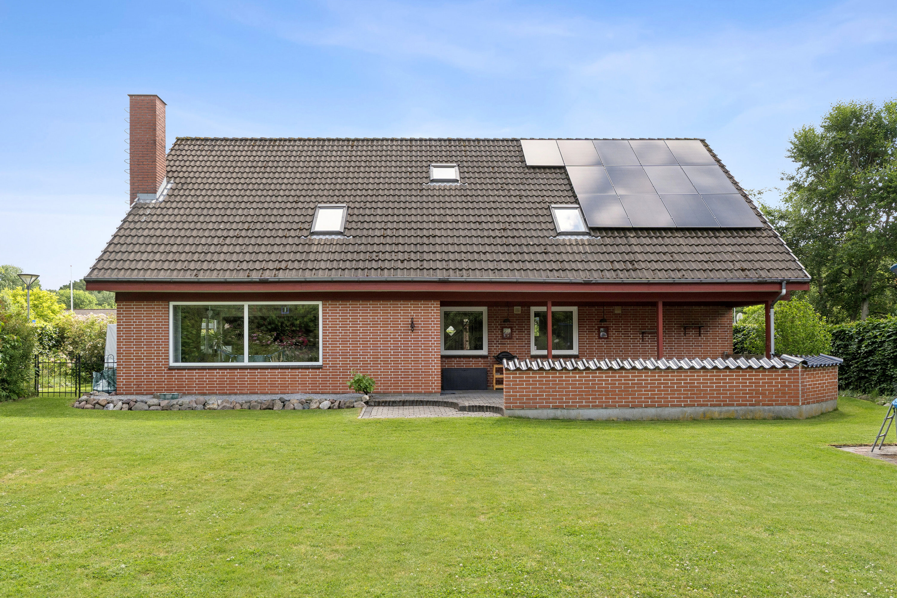 Fremhævet set fra haven billede i fuldskærmstilstand. Billede af Hasselhaven 1, 6330 Padborg