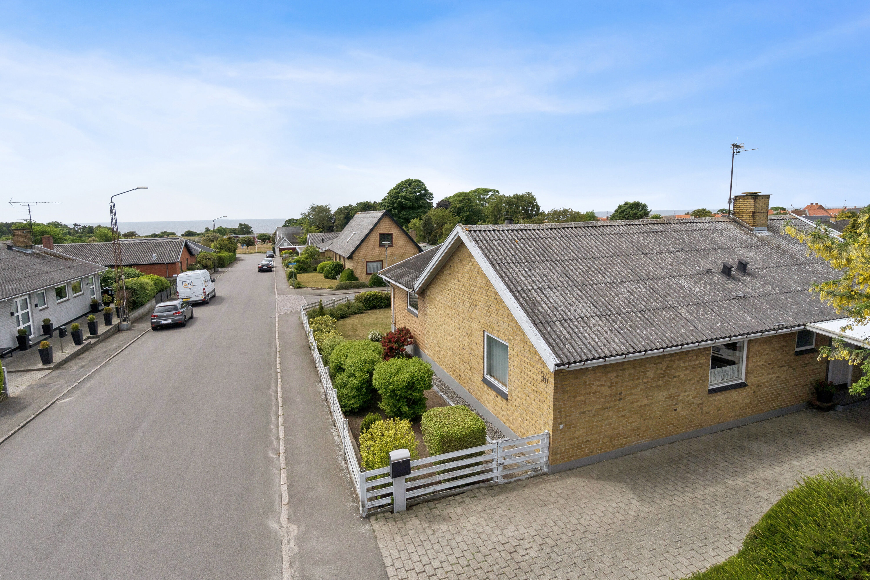 Fremhævet set fra vejen billede i fuldskærmstilstand. Billede af Møllebakken 11, Hasle, 3790 Hasle