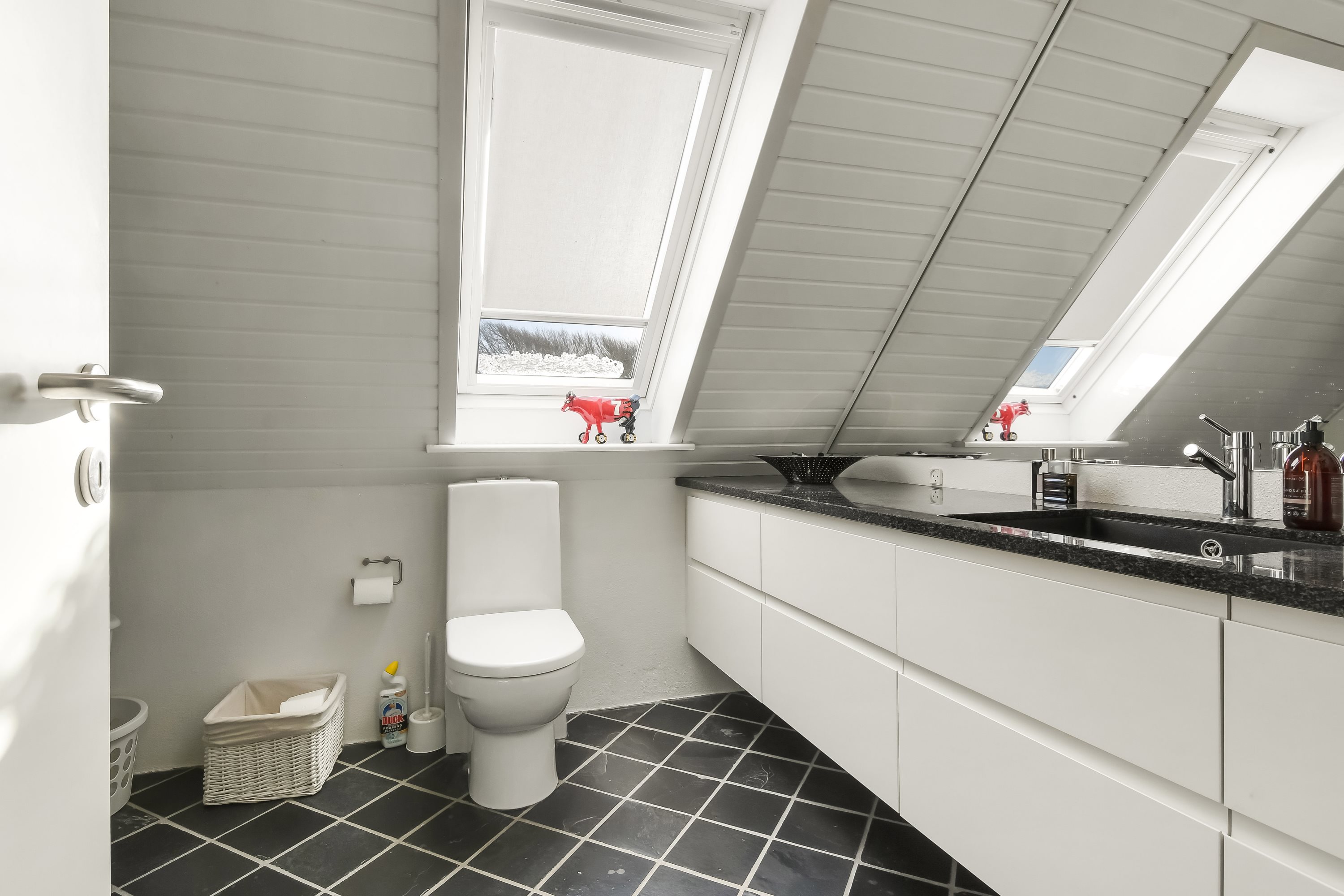 Fremhævet toilet billede i fuldskærmstilstand. Billede af Bakkevænget 8, Hjerting, 6710 Esbjerg V
