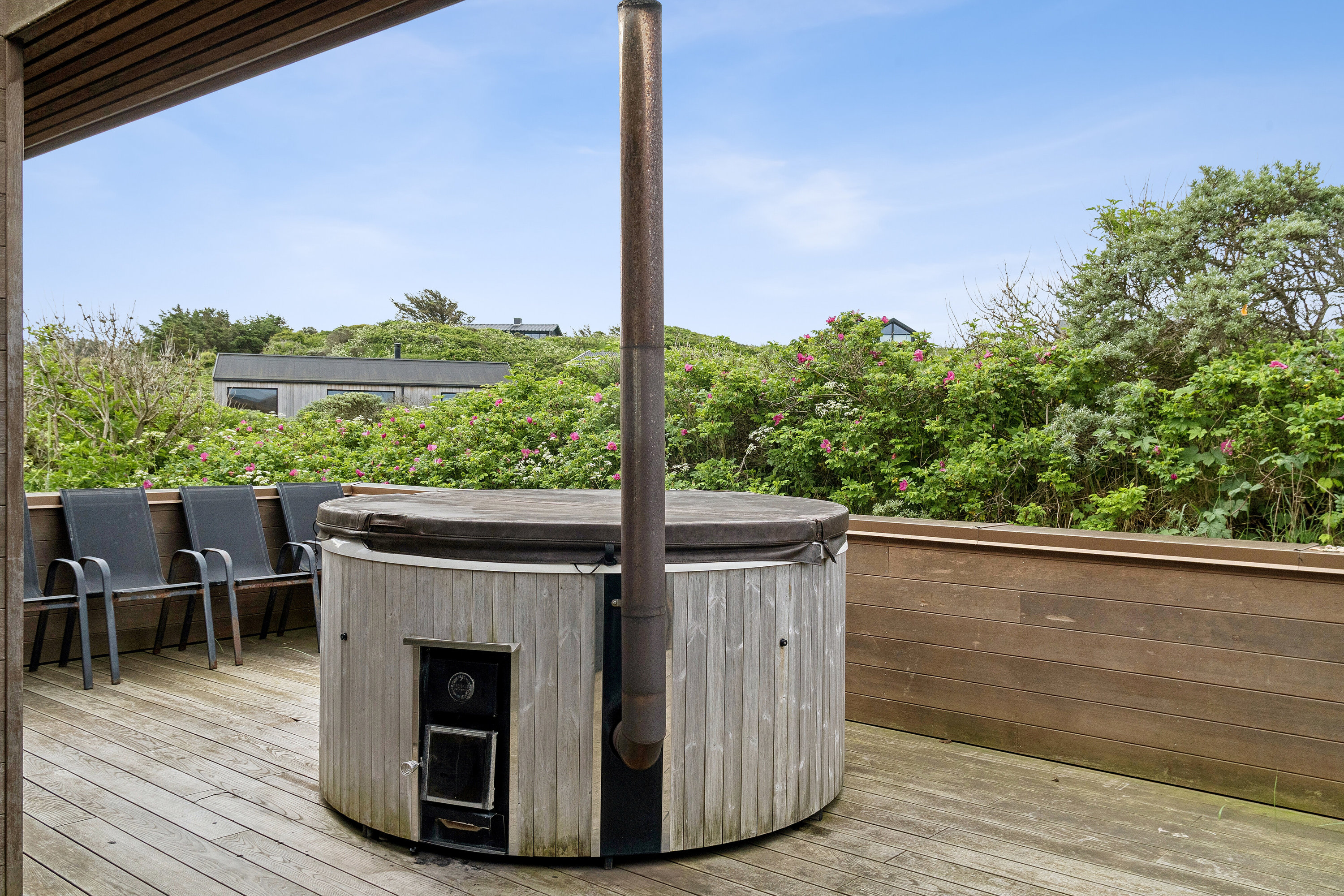 Fremhævet terrasse billede i fuldskærmstilstand. Billede af Bækrenden 1, Lønstrup, 9800 Hjørring