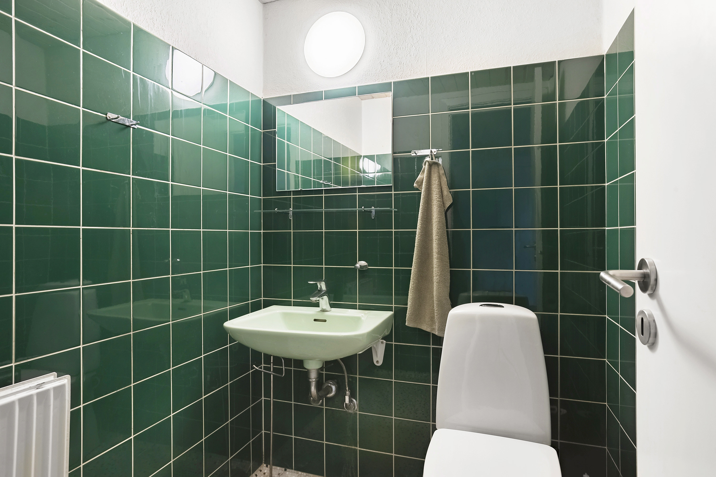 Fremhævet toilet billede i fuldskærmstilstand. Billede af Østre Alle 24, 6650 Brørup