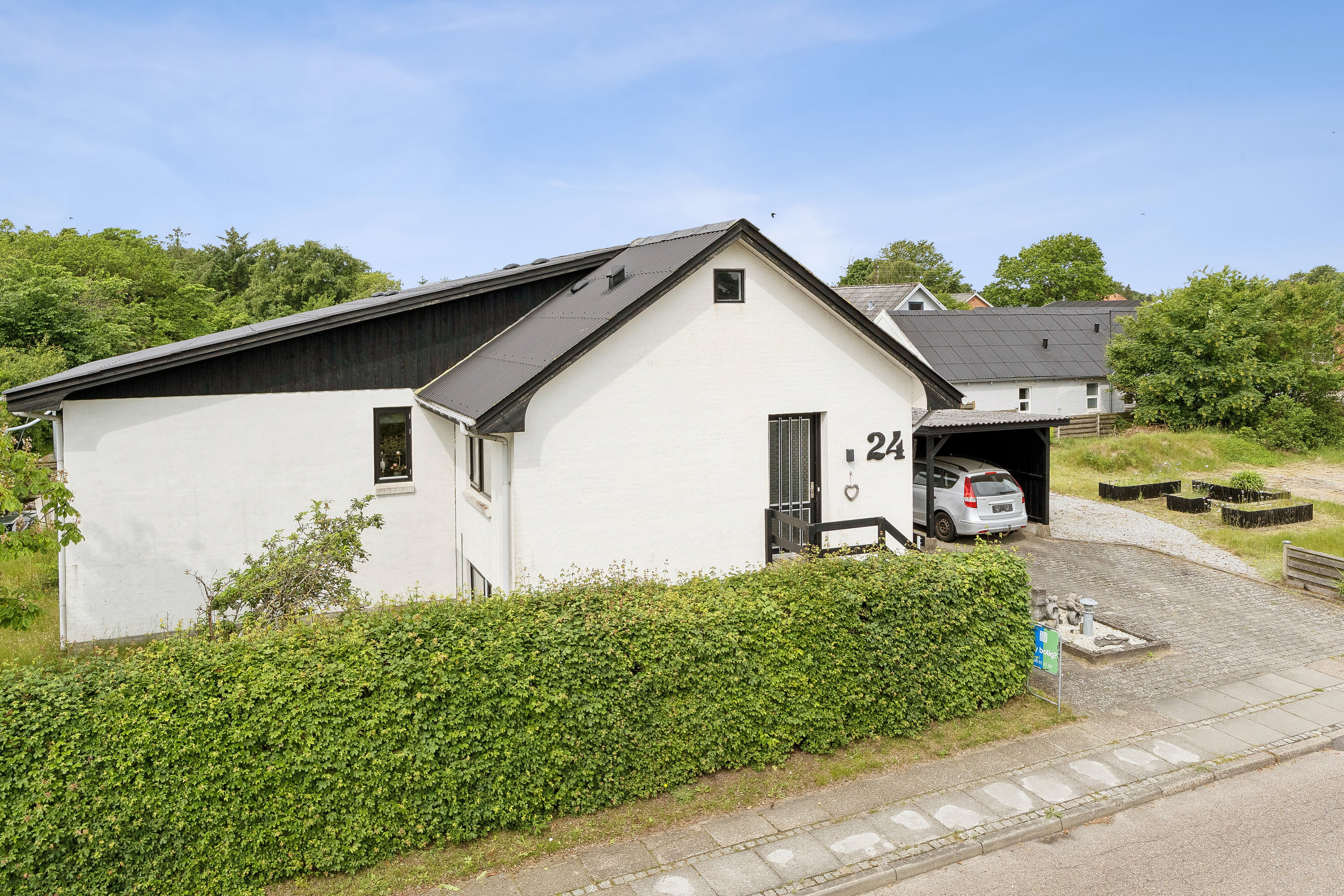 Fremhævet set fra vejen billede i fuldskærmstilstand. Billede af Baldersvej 24, 9800 Hjørring