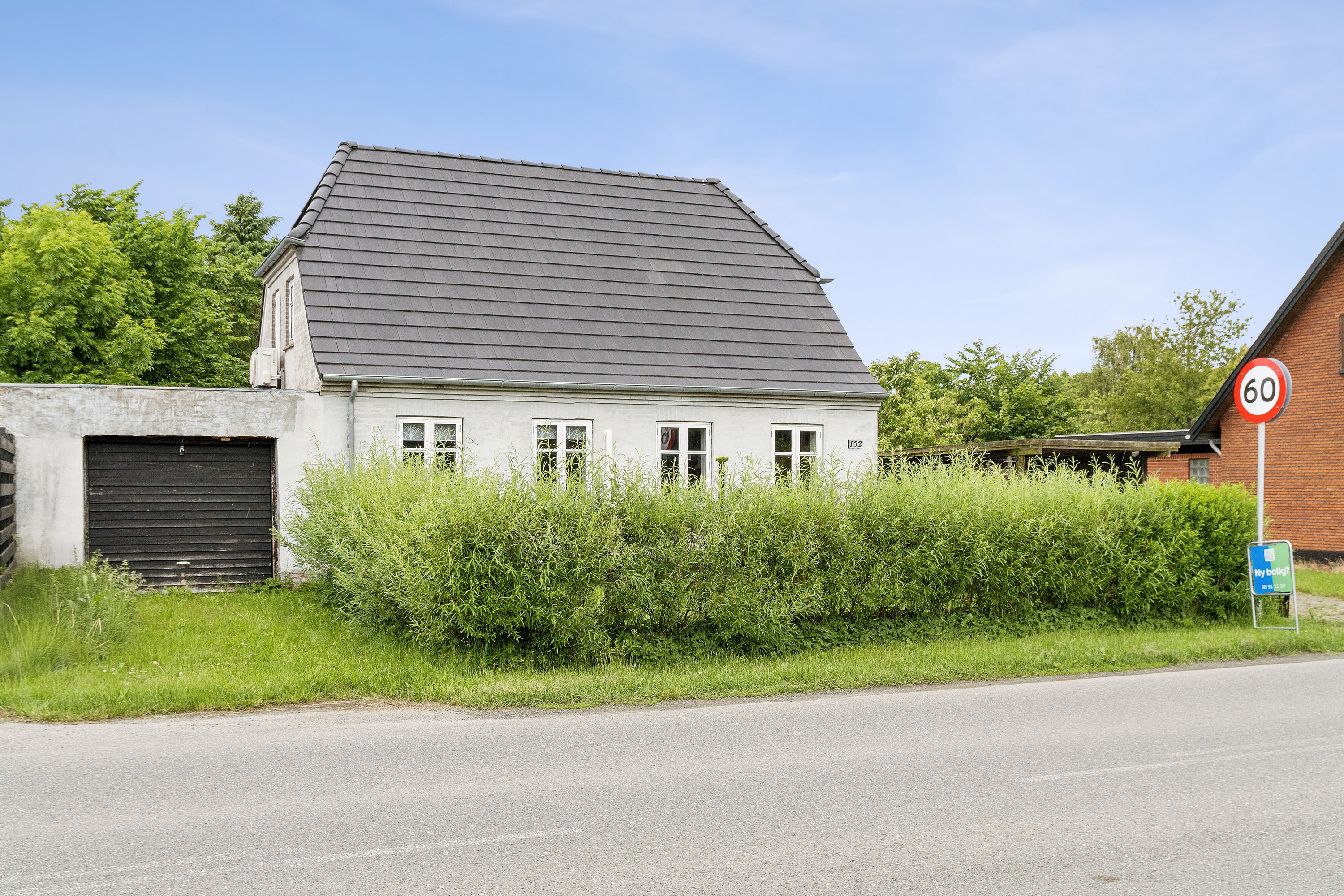 Fremhævet set fra vejen billede i fuldskærmstilstand. Billede af Rakkebyvej 132, Hæstrup Stationsby, 9800 Hjørring