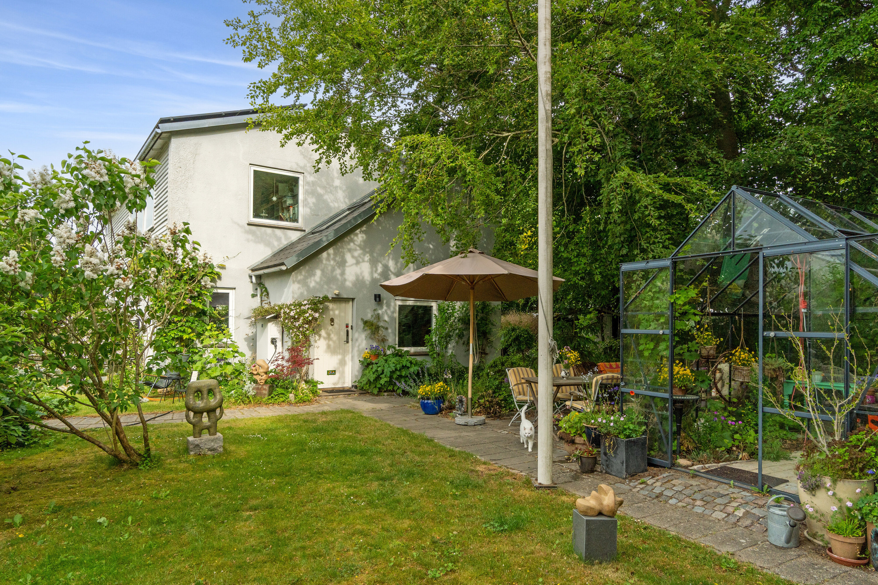 Fremhævet set fra haven billede i fuldskærmstilstand. Billede af Blomsterkrogen 21, 2620 Albertslund