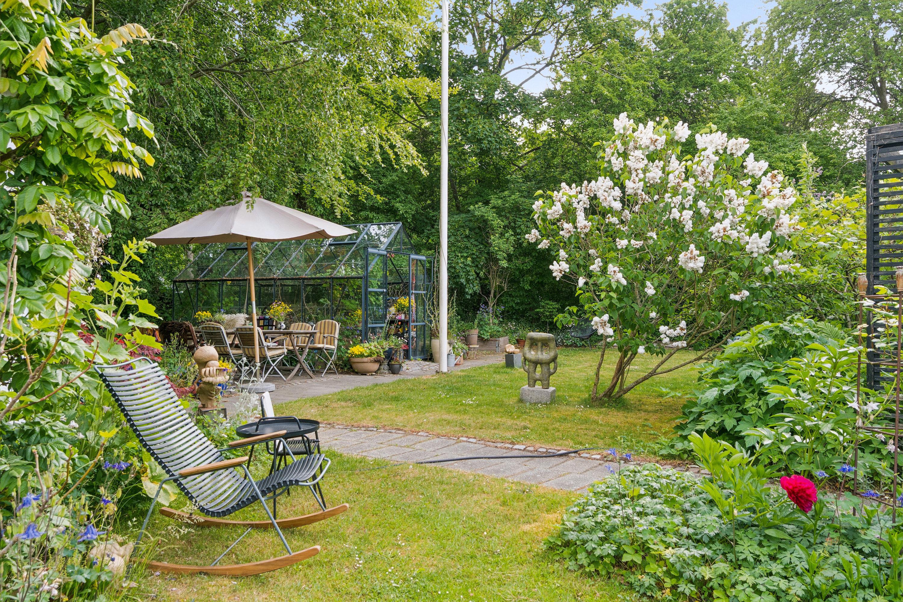 Fremhævet set fra haven billede i fuldskærmstilstand. Billede af Blomsterkrogen 21, 2620 Albertslund