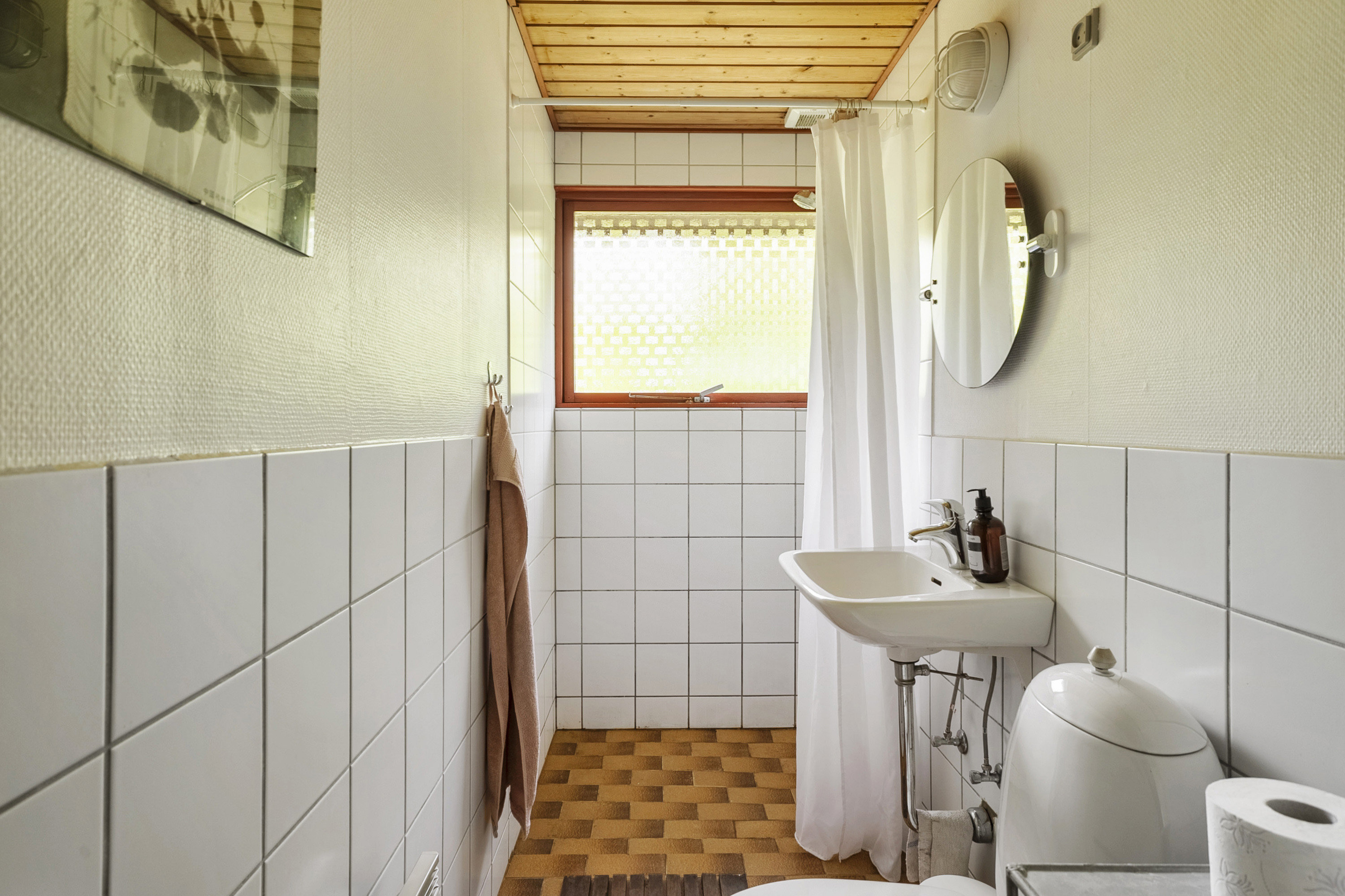 Fremhævet toilet billede i fuldskærmstilstand. Billede af Røllikevej 197, Nørhede, 6990 Ulfborg