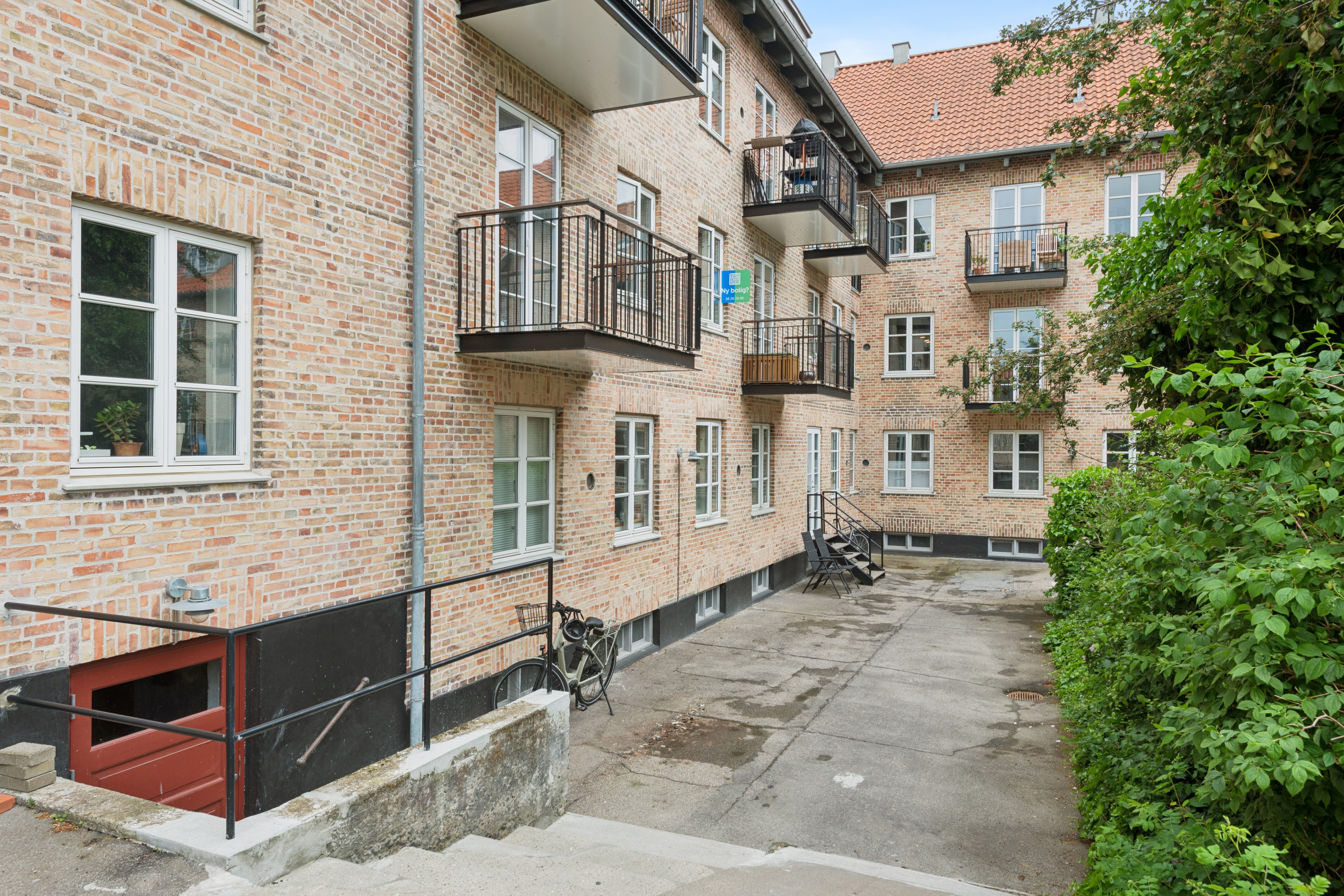 Fremhævet gårdmiljø billede i fuldskærmstilstand. Billede af Aggersvoldvej 1B, 1. tv., 2700 Brønshøj