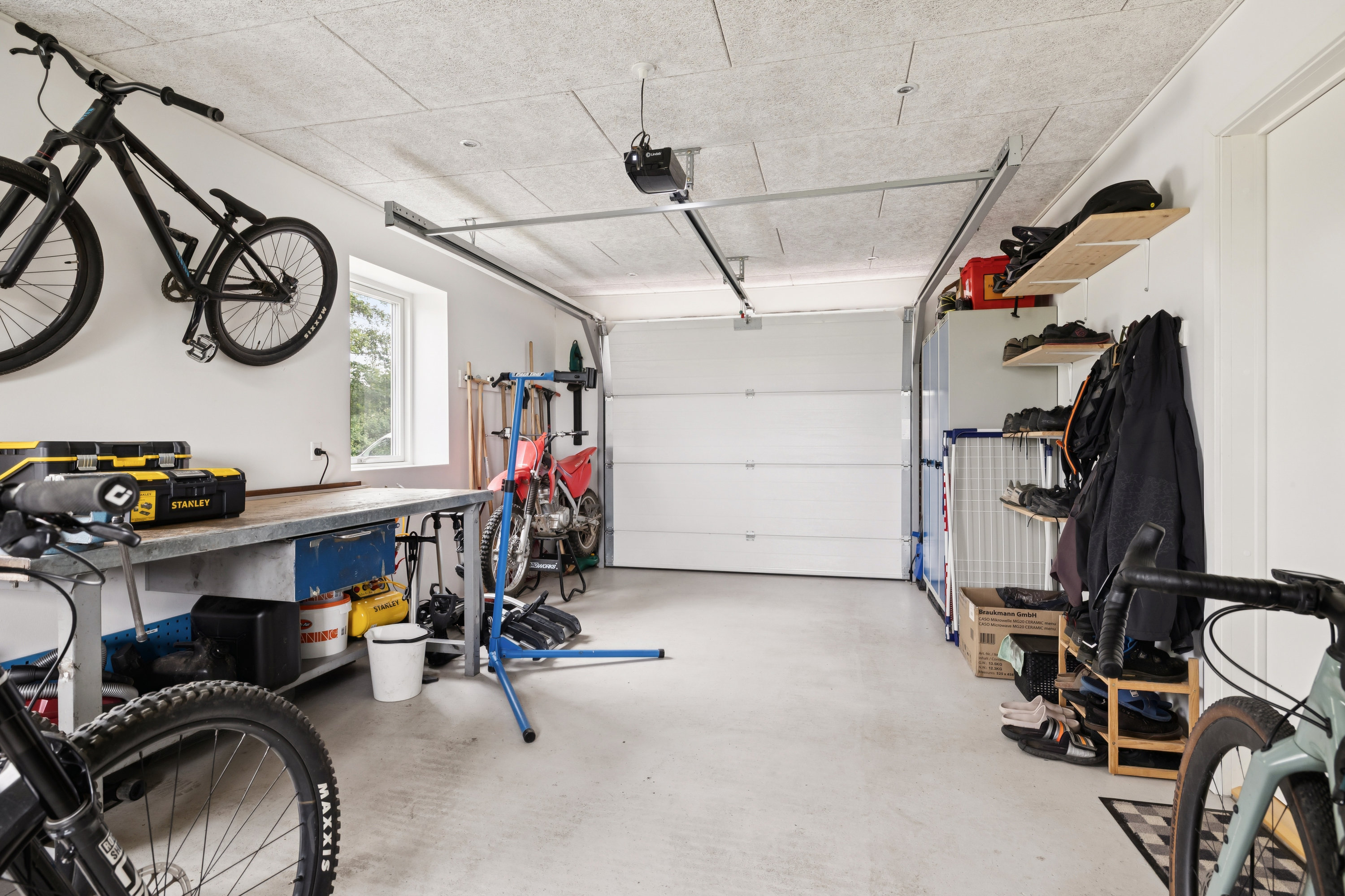 Fremhævet garage billede i fuldskærmstilstand. Billede af Holmedal 8, Voerladegård, 8660 Skanderborg