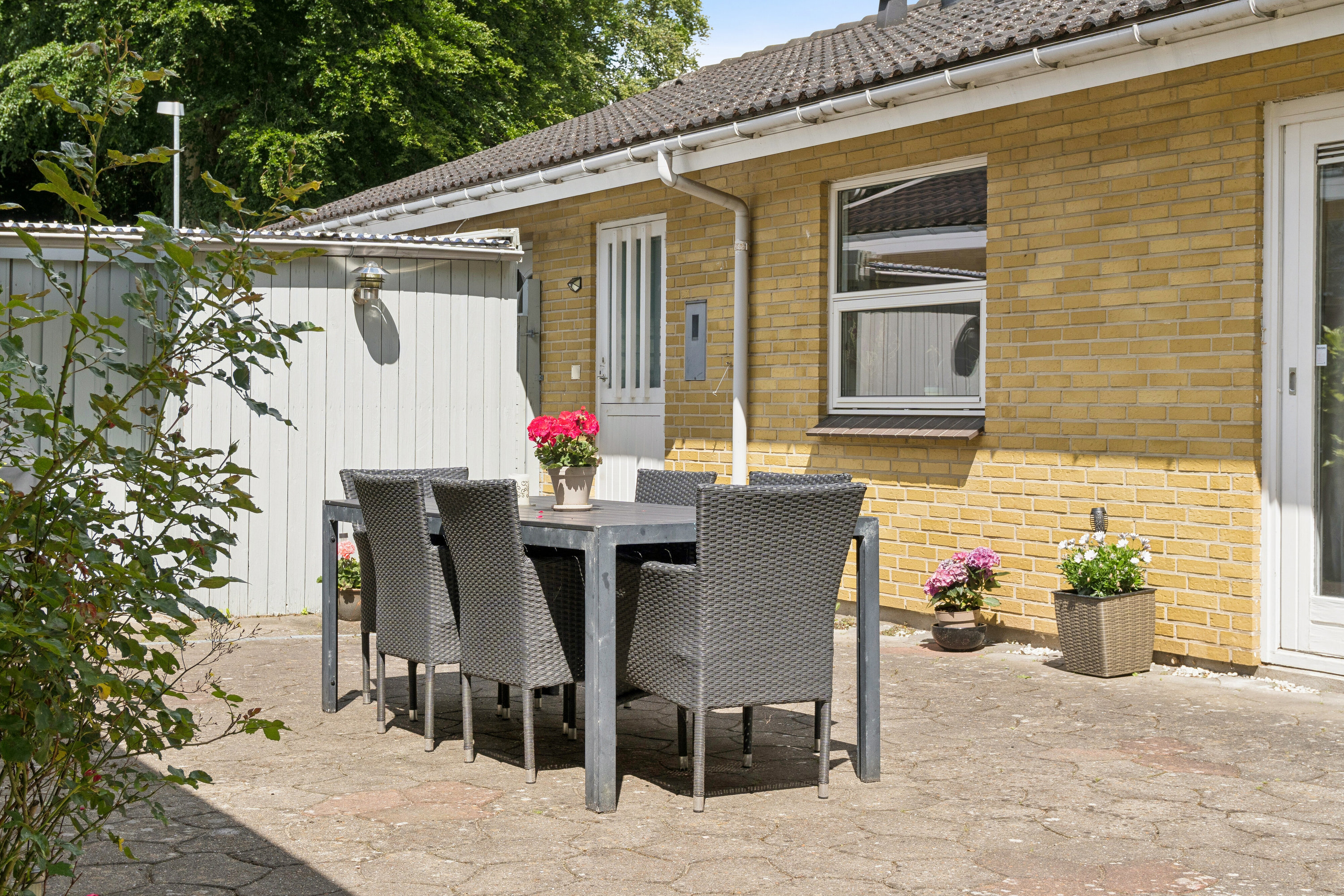Fremhævet terrasse billede i fuldskærmstilstand. Billede af Nonnevænget 19, 5700 Svendborg