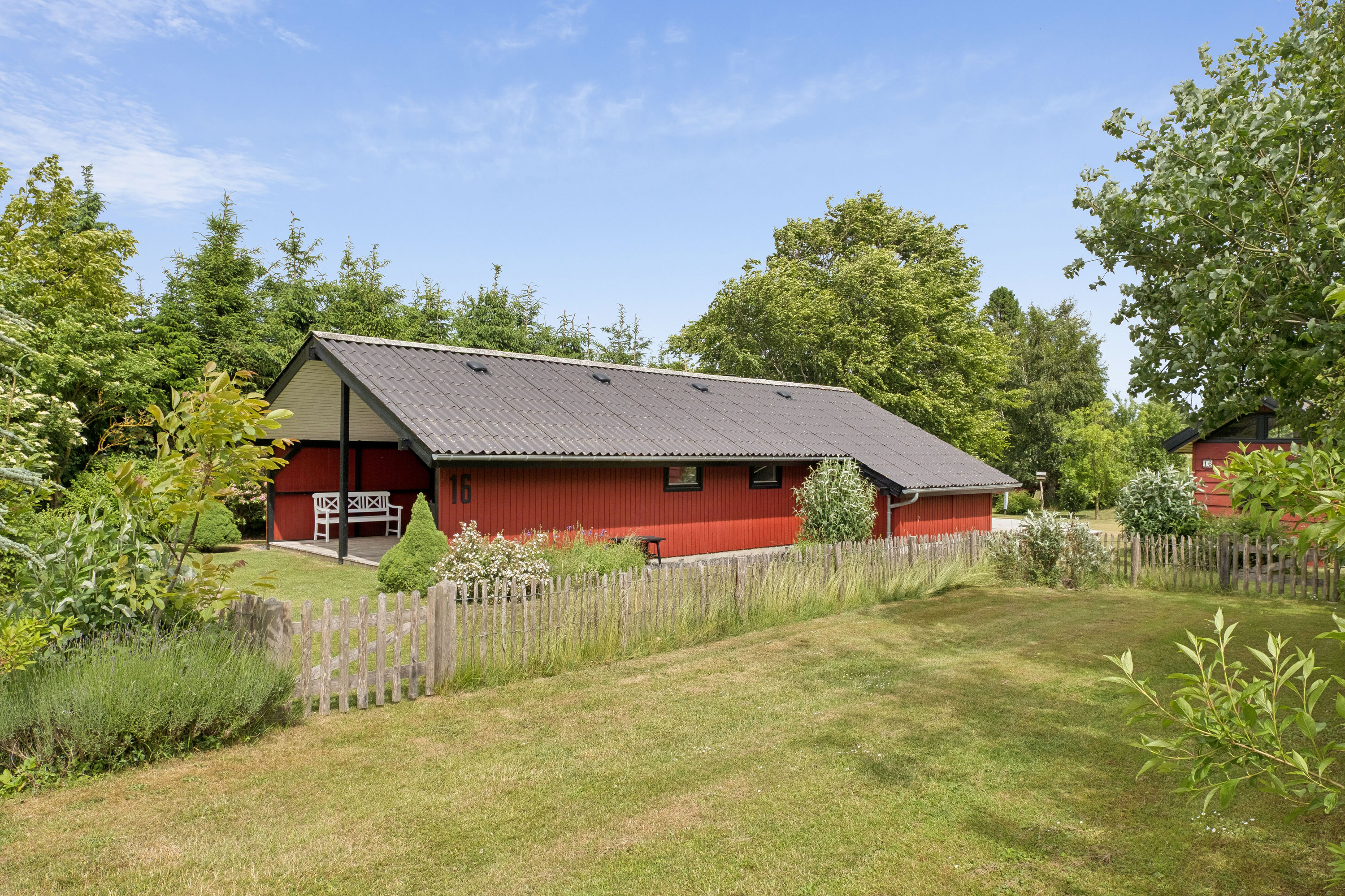 Fremhævet set fra haven billede i fuldskærmstilstand. Billede af Primulavej 16, Bønsvig Str, 4720 Præstø