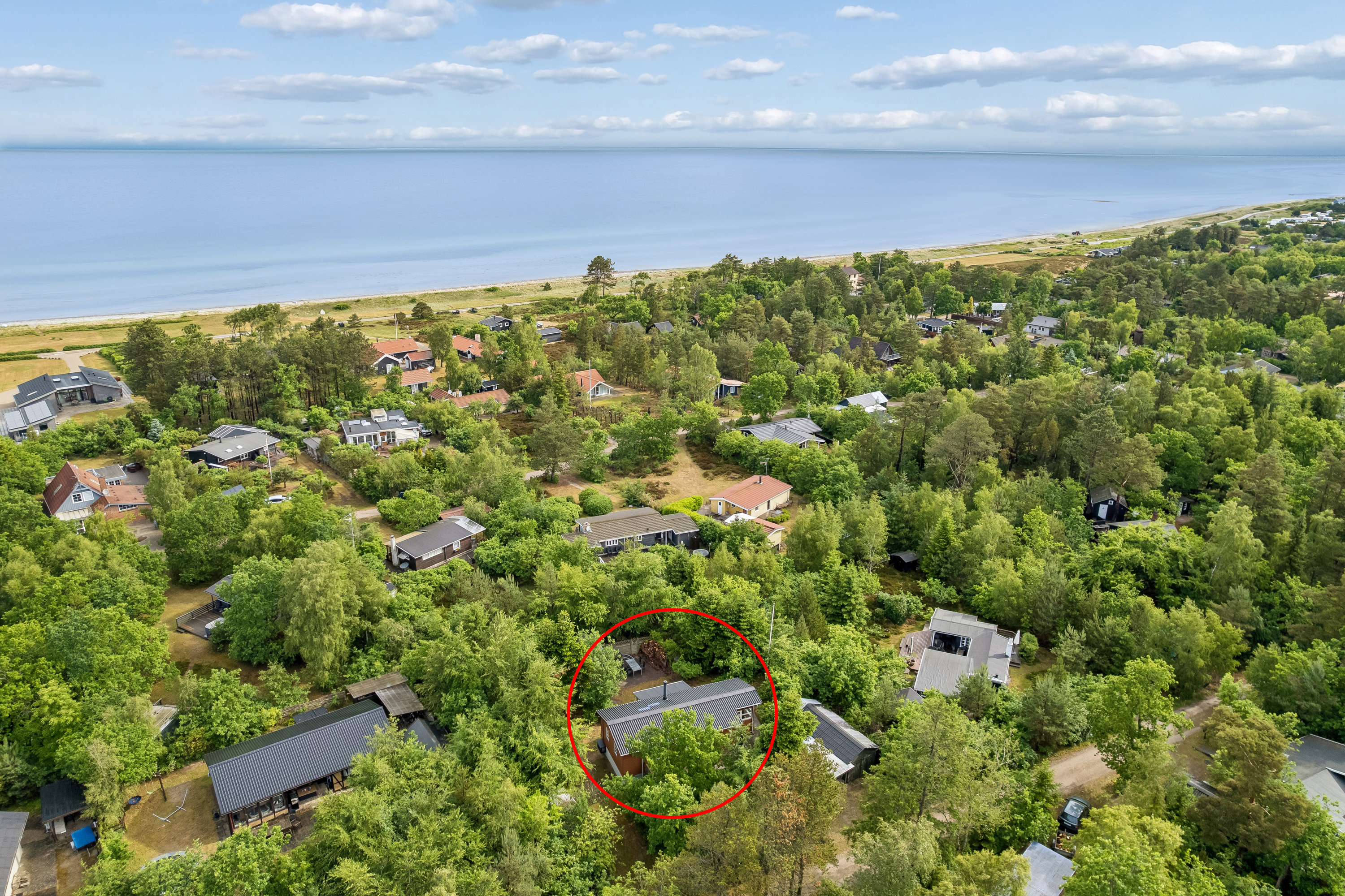 Fremhævet luftfoto billede i fuldskærmstilstand. Billede af Skovvej 22, Fjellerup Strand, 8585 Glesborg