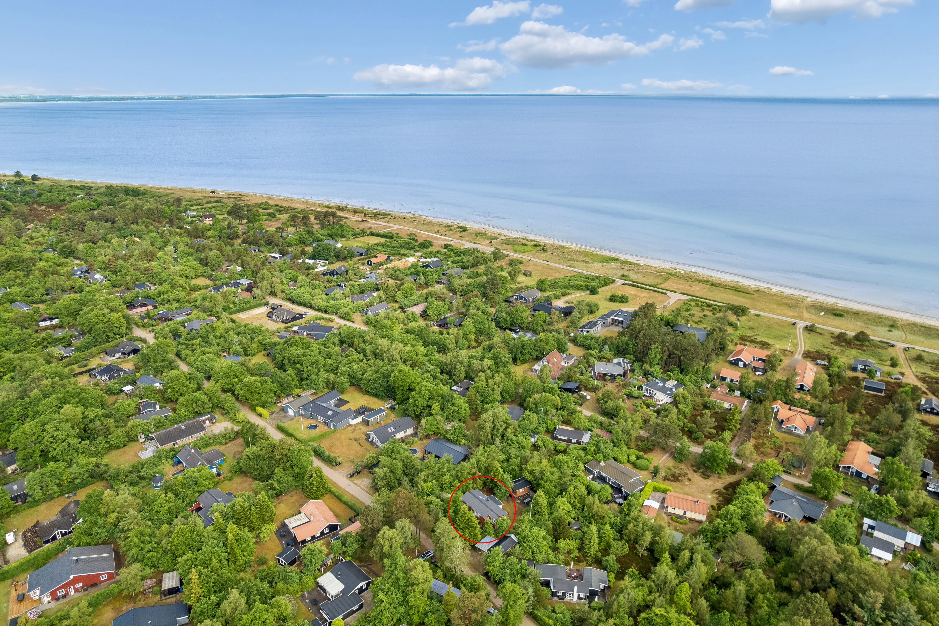 Fremhævet luftfoto billede i fuldskærmstilstand. Billede af Skovvej 22, Fjellerup Strand, 8585 Glesborg
