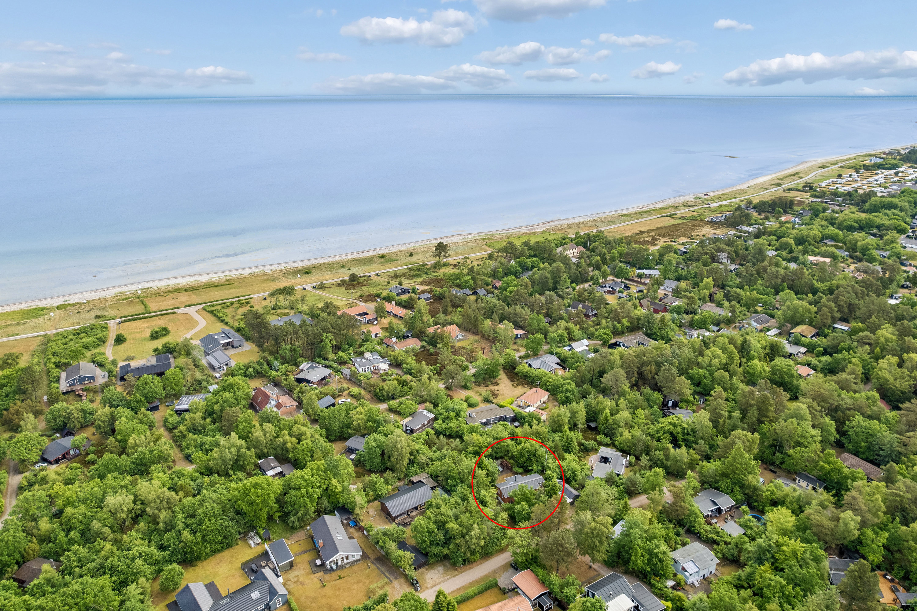 Fremhævet luftfoto billede i fuldskærmstilstand. Billede af Skovvej 22, Fjellerup Strand, 8585 Glesborg