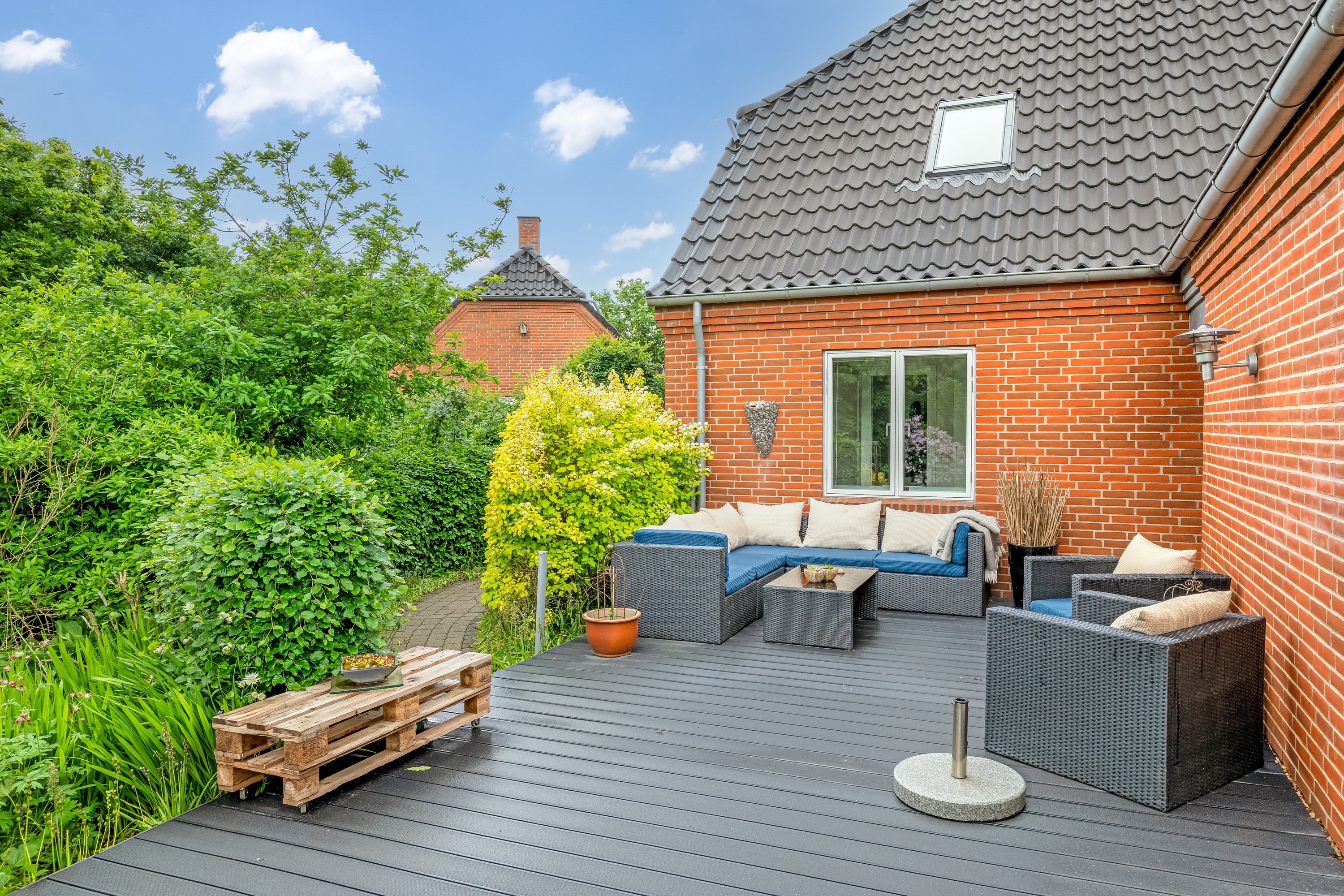 Fremhævet terrasse billede i fuldskærmstilstand. Billede af Lille Ulfkærvej 1, Velling, 6940 Lem St