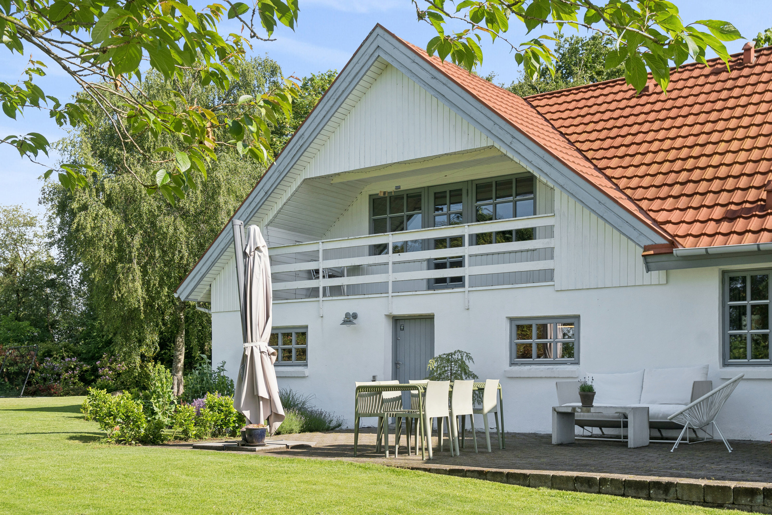 Fremhævet set fra haven billede i fuldskærmstilstand. Billede af Skovdalvej 12, 7430 Ikast