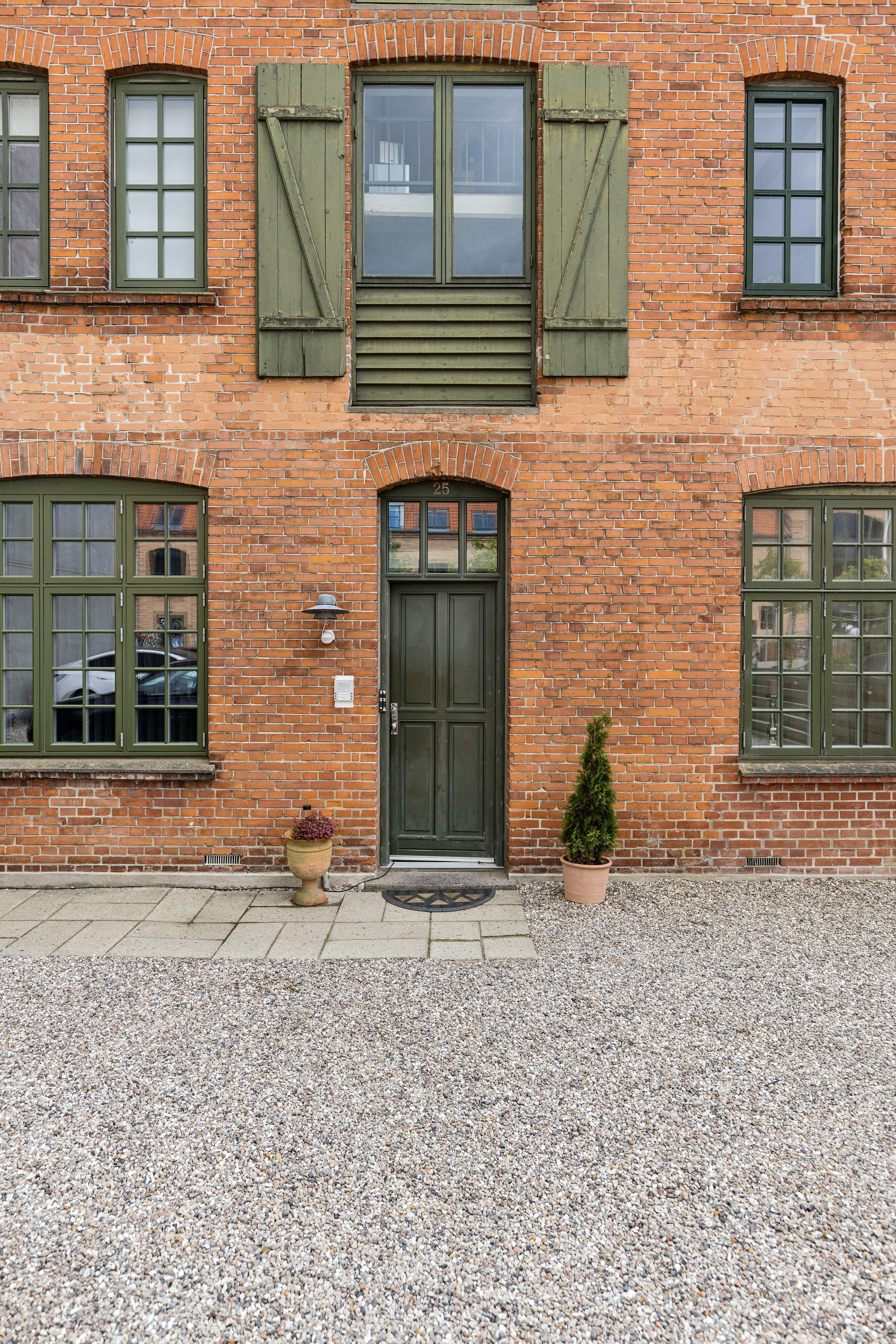 Fremhævet udendørs billede i fuldskærmstilstand. Billede af Sdr.Stationsvej 25, 1. th., 4200 Slagelse