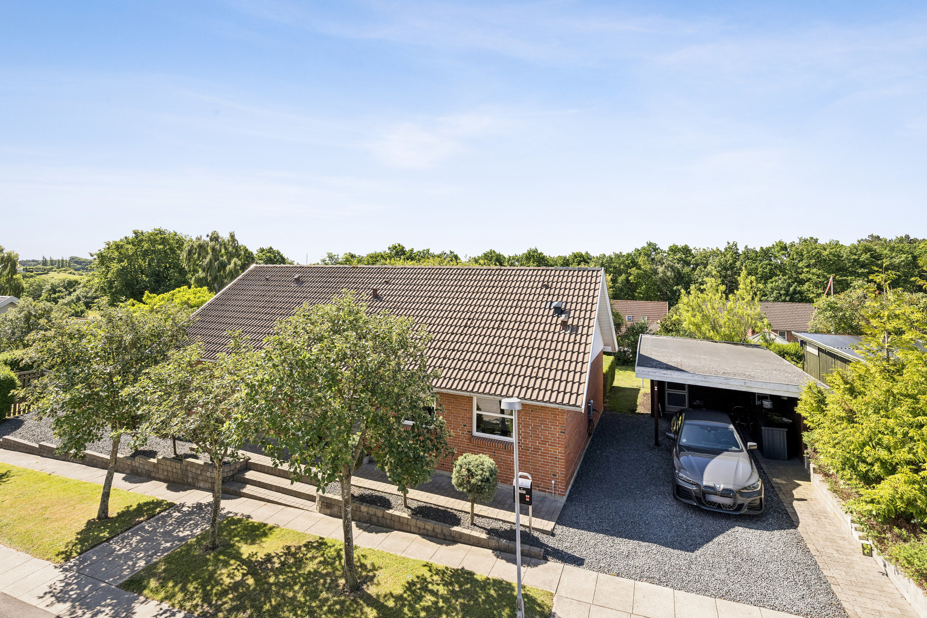 Fremhævet set fra vejen billede i fuldskærmstilstand. Billede af Humlehaven 21, 4400 Kalundborg