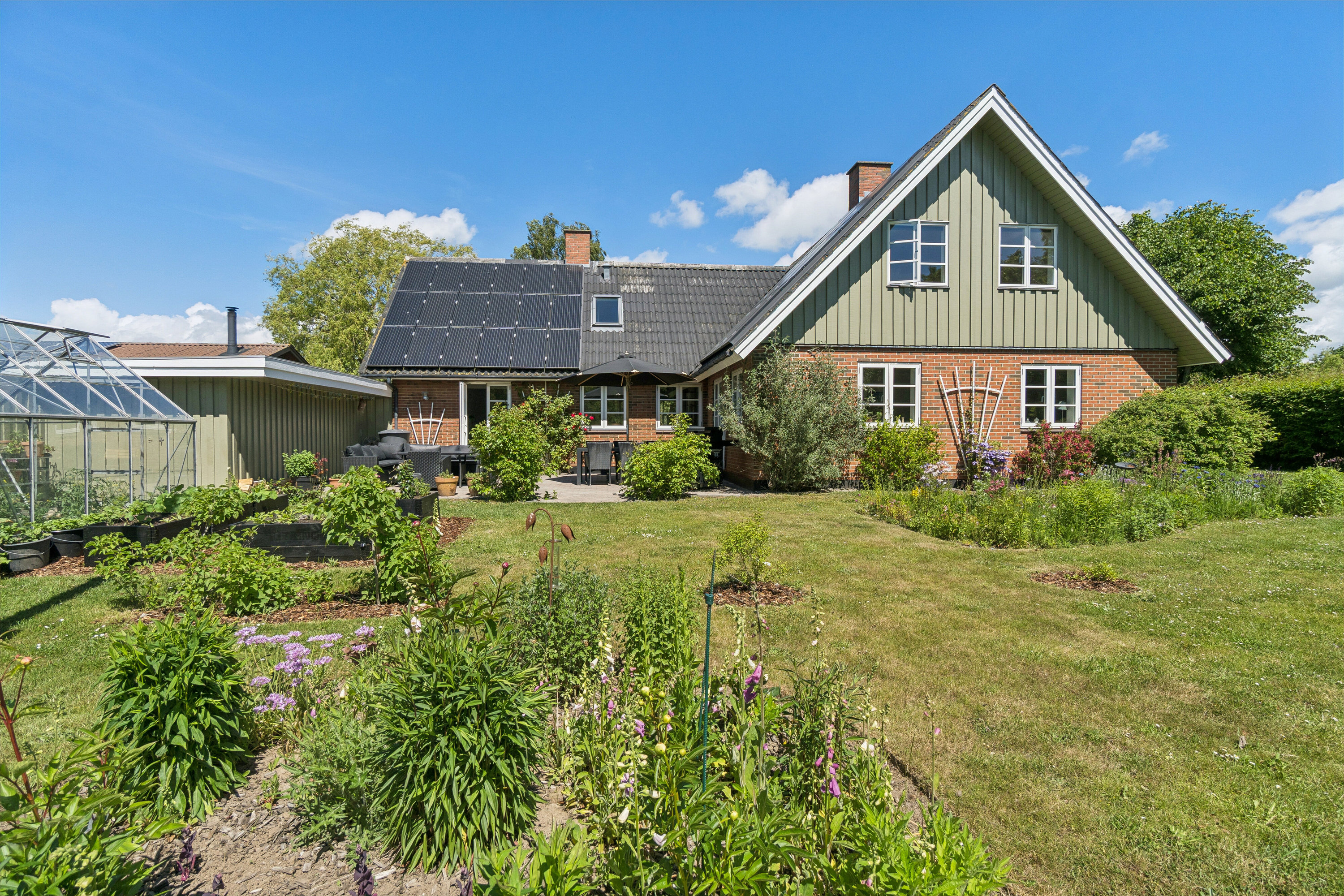Fremhævet set fra haven billede i fuldskærmstilstand. Billede af Pederskervejen 61, 3720 Aakirkeby