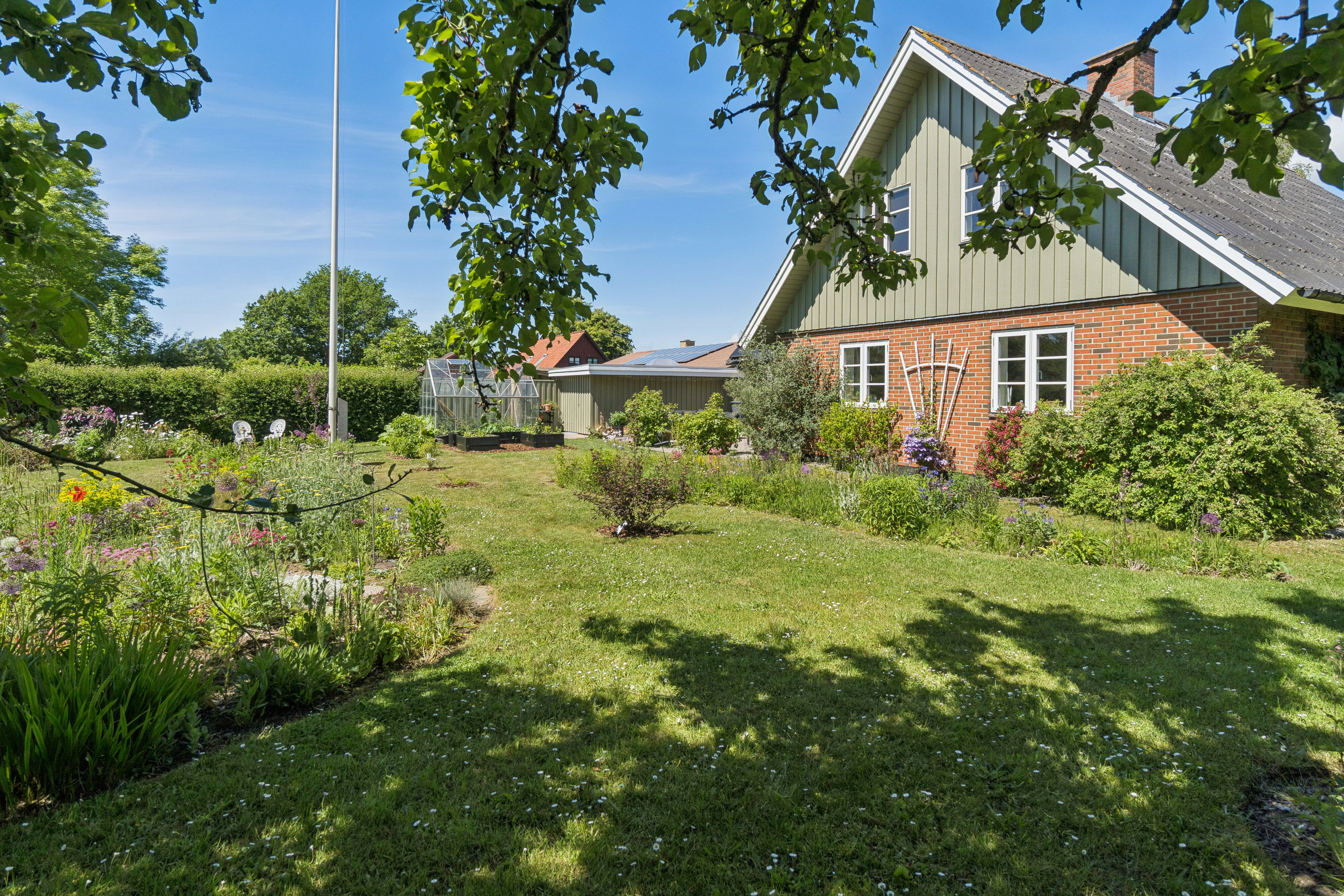 Fremhævet set fra haven billede i fuldskærmstilstand. Billede af Pederskervejen 61, 3720 Aakirkeby