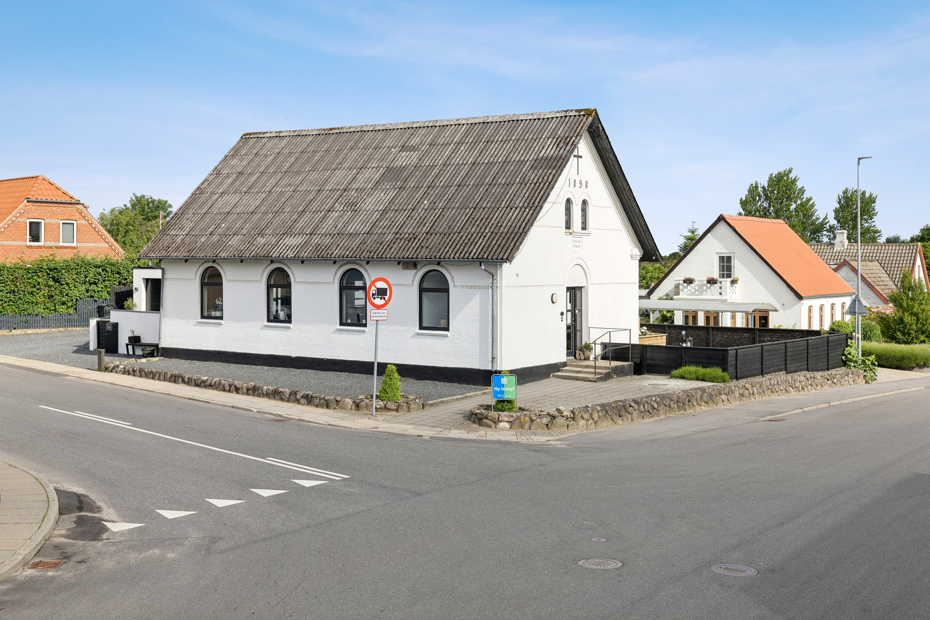 Fremhævet facade billede i fuldskærmstilstand. Billede af Baggesvognsvej 2, 9870 Sindal