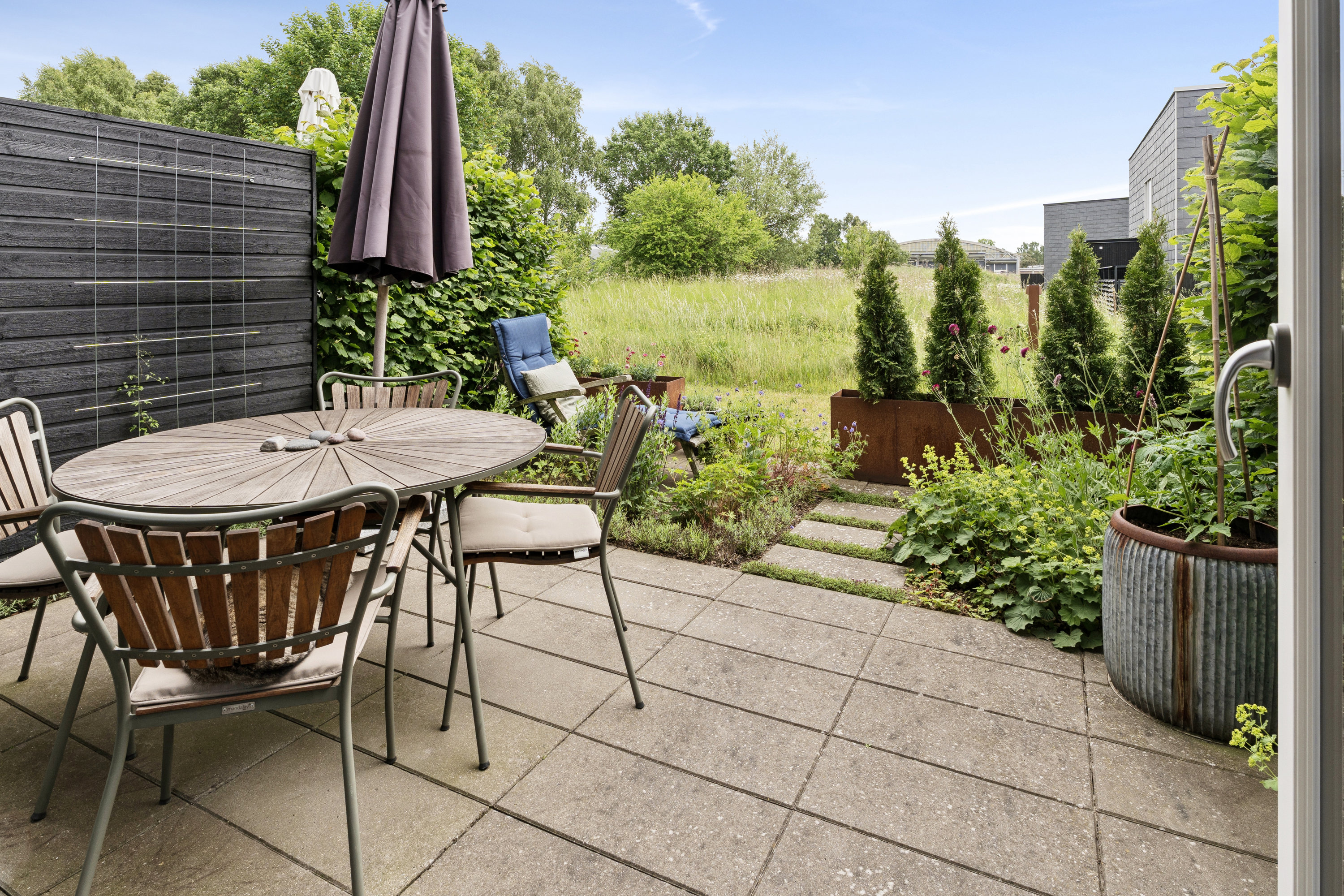 Fremhævet terrasse billede i fuldskærmstilstand. Billede af Faldskærmsvej 38, Jonstrup, 3500 Værløse