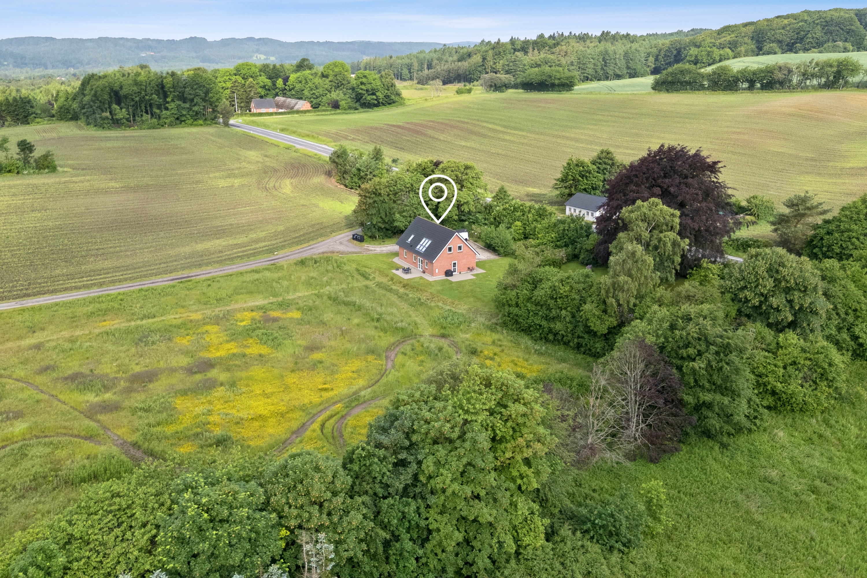 Fremhævet luftfoto billede i fuldskærmstilstand. Billede af Holmedal 8, Voerladegård, 8660 Skanderborg