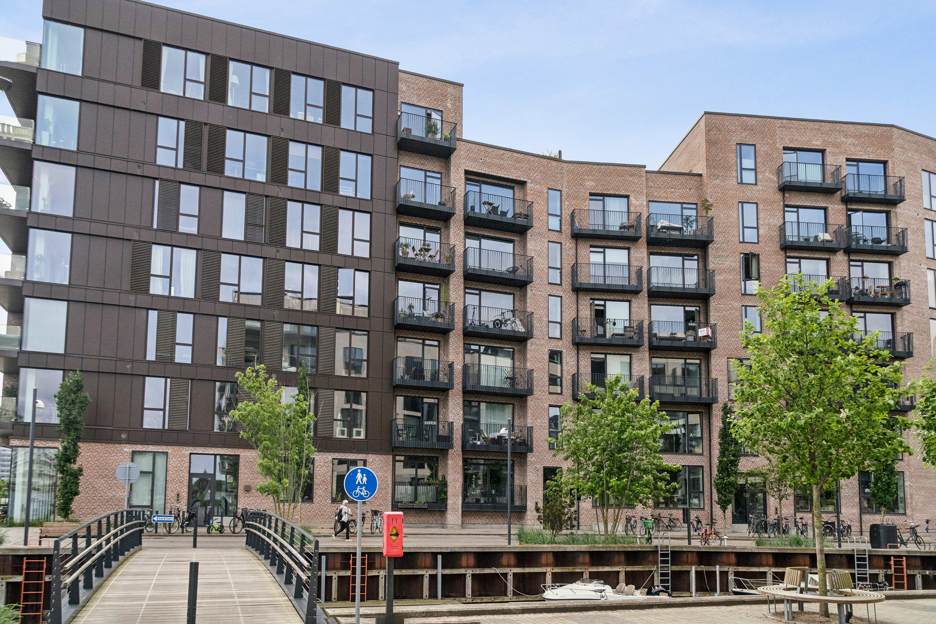 Fremhævet facade billede i fuldskærmstilstand. Billede af Andrei Sakharovs Vej 9, st.., 2450 København SV